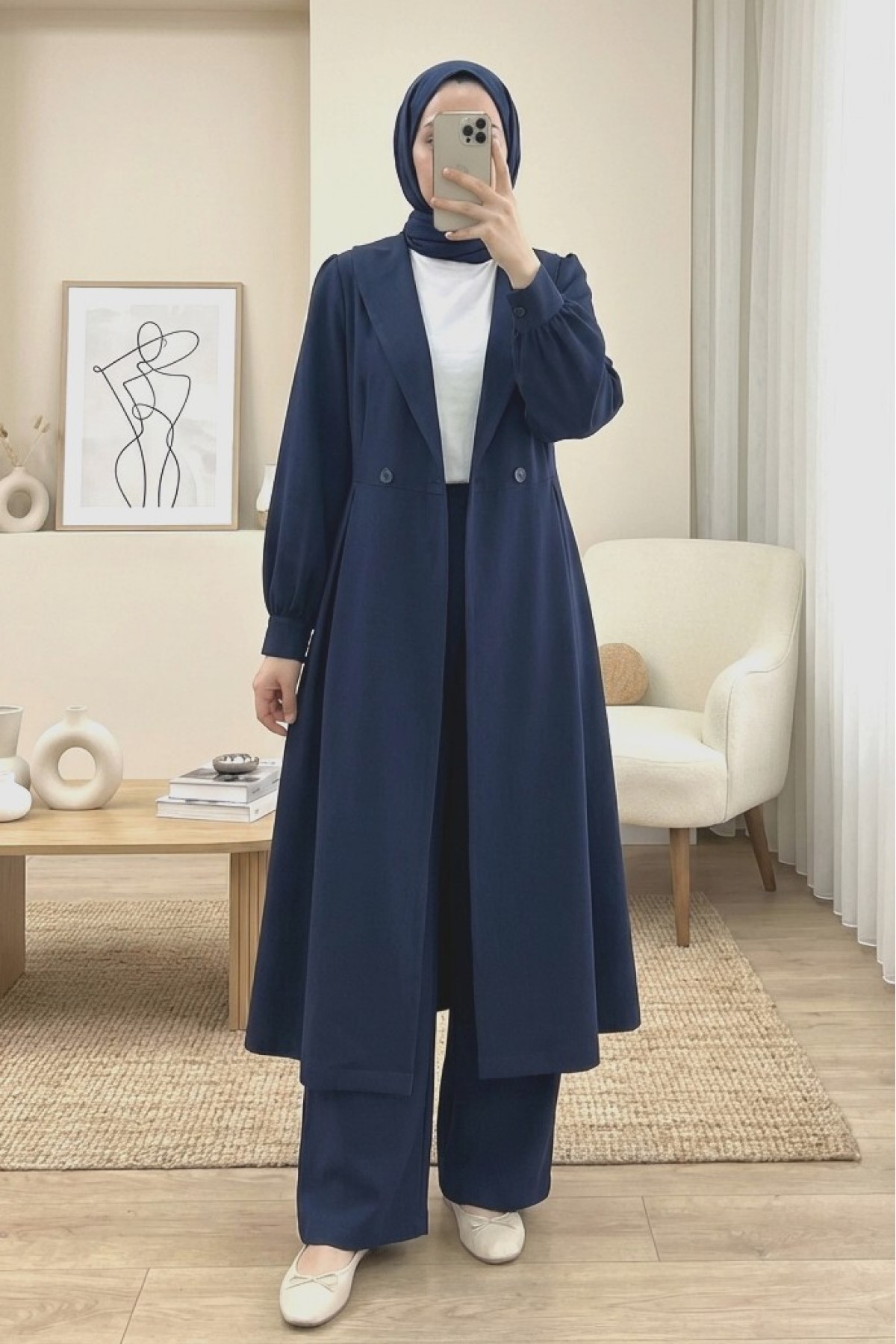 Two-piece crepe set with double-buttoned, pocketed, elasticated waist trousers. -Navy blue