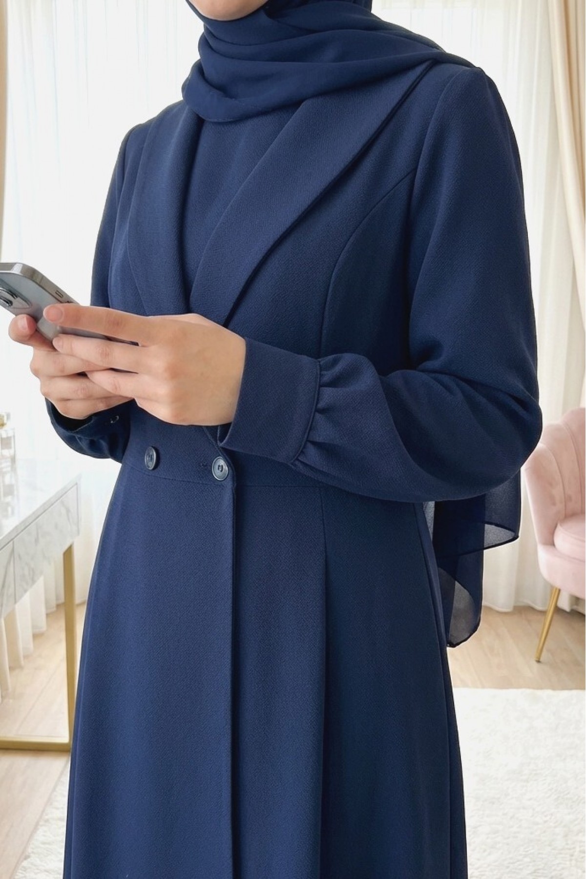 Two-piece crepe set with double-buttoned, pocketed, elasticated waist trousers. -Navy blue