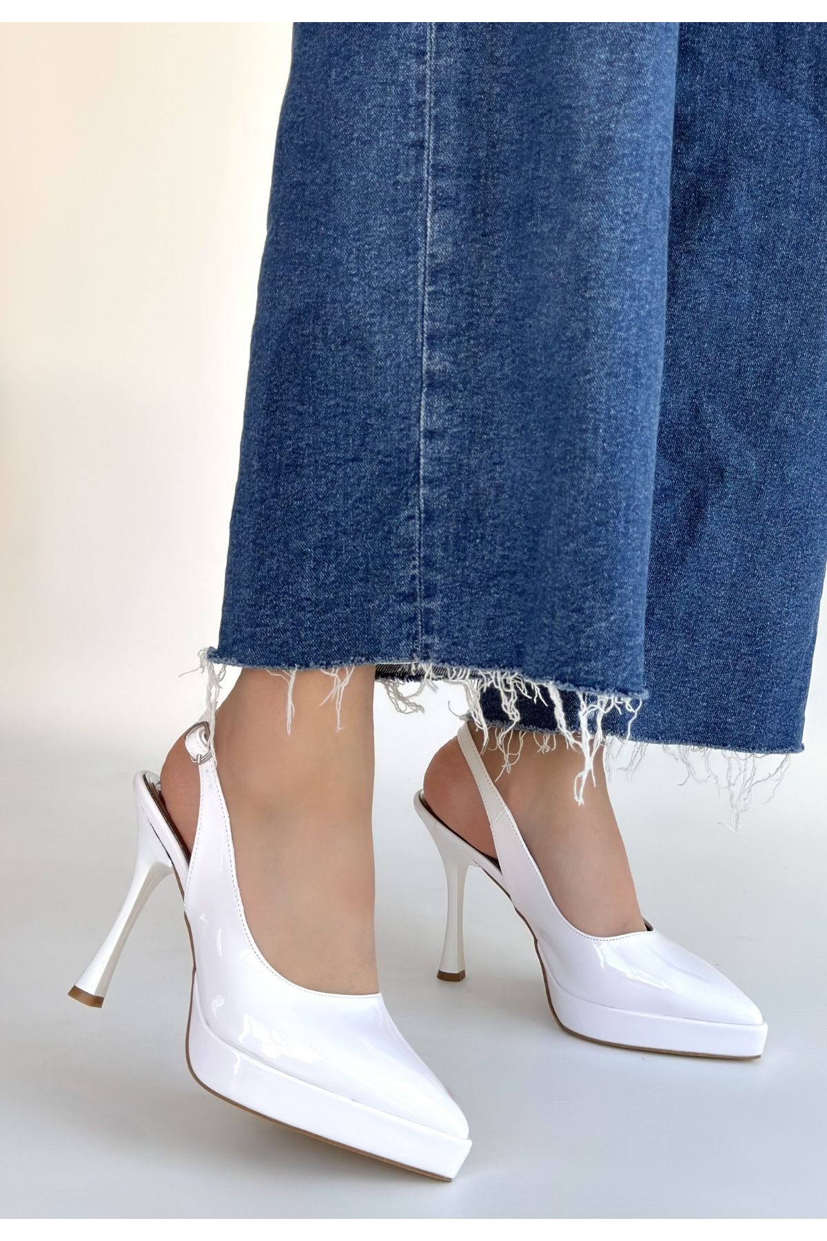 Arim White Patent Leather Platform Heel Shoes