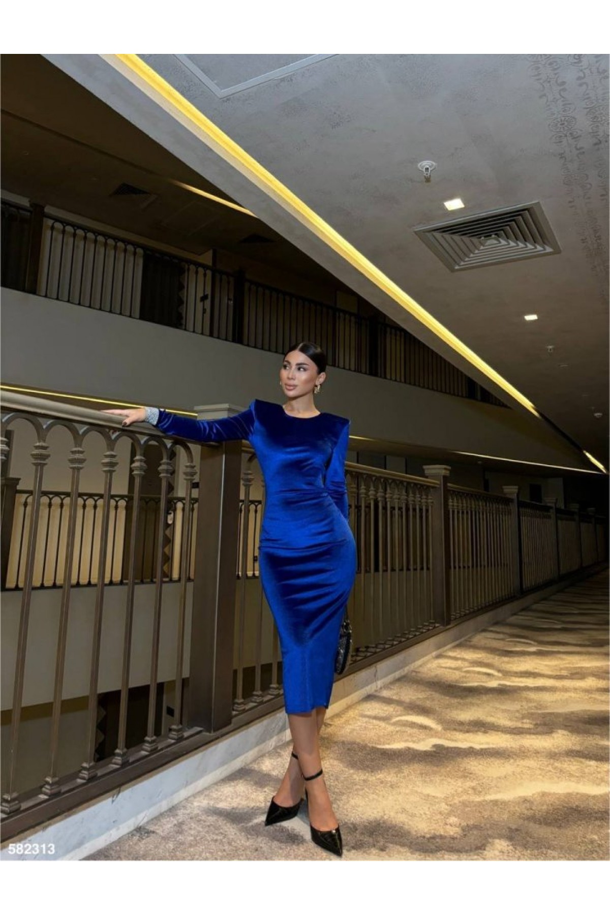 Women's Crew Neck Padded Cuff Detail Velvet Fabric Midi Length Dress