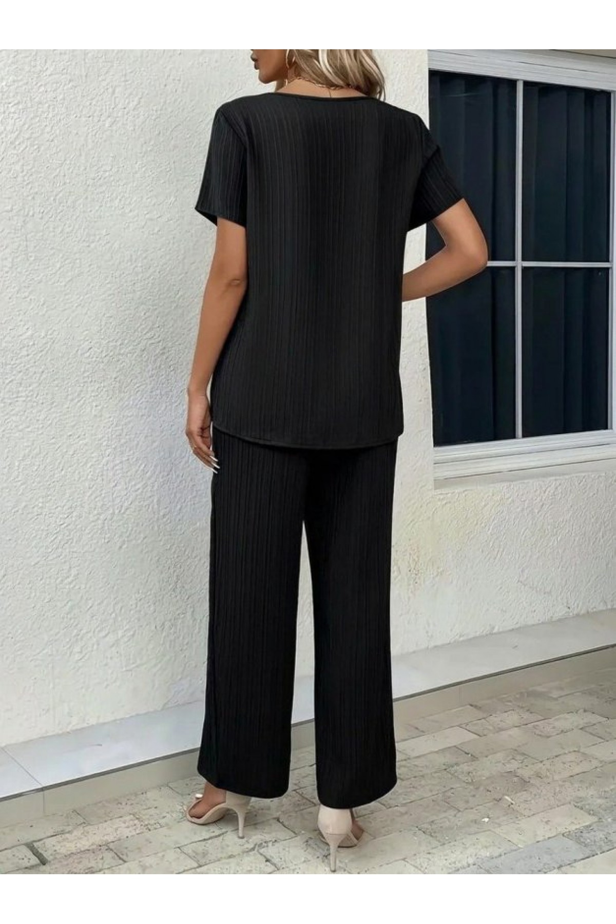 Women's Short-Sleeved Crew Neck Asymmetrical Cut Detail Crinkle Fabric Blouse and Pants Two-Piece Set