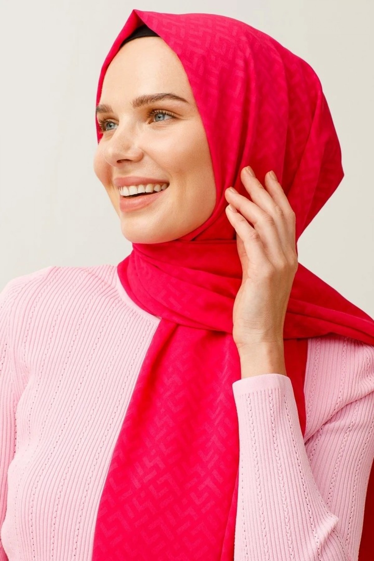 وشاح جاكار حريري بنمط حرف Z 