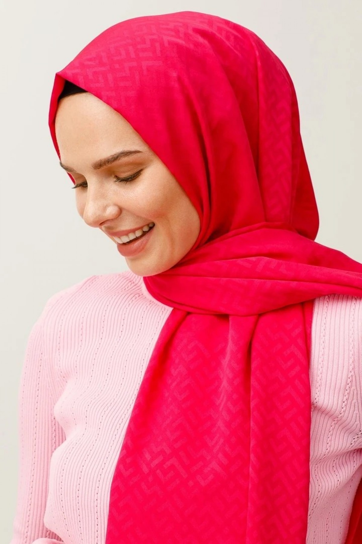 وشاح جاكار حريري بنمط حرف Z 