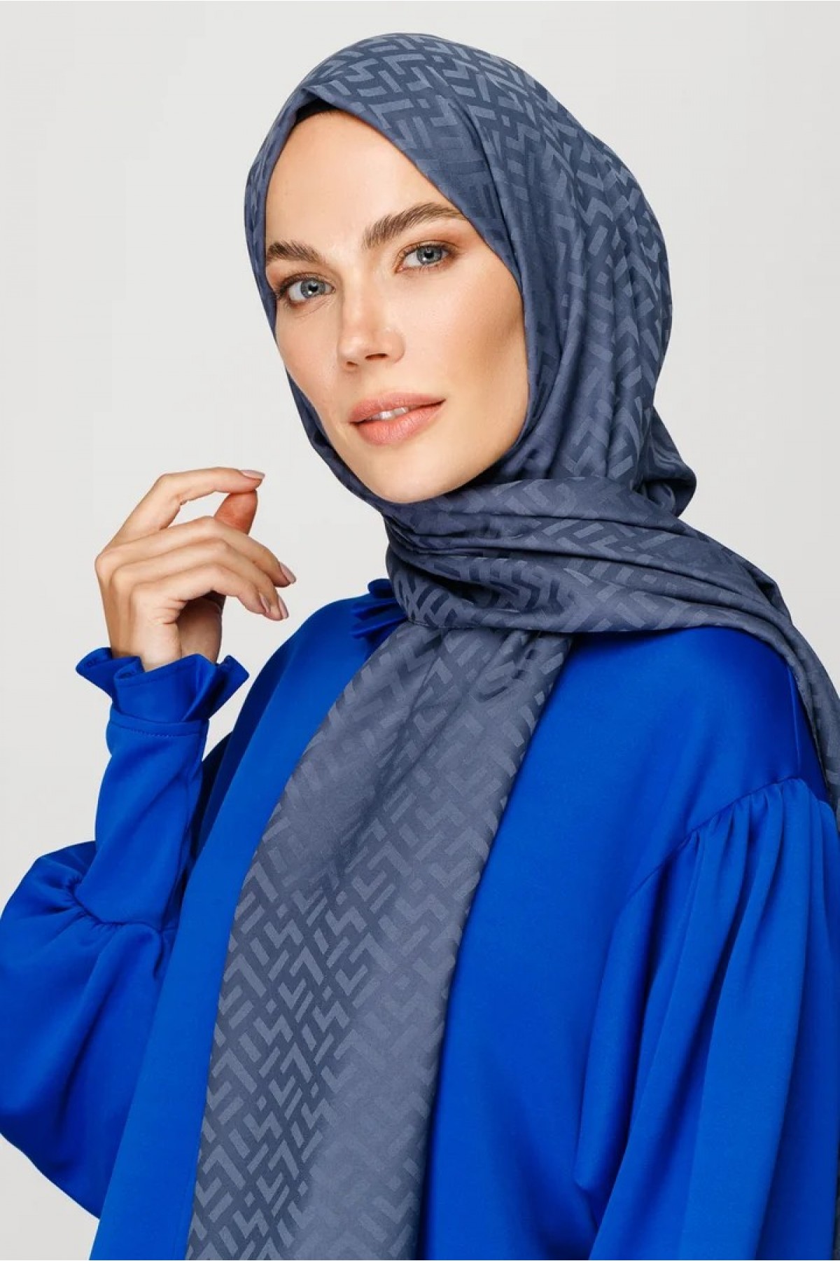 وشاح جاكار حريري بنمط حرف Z 