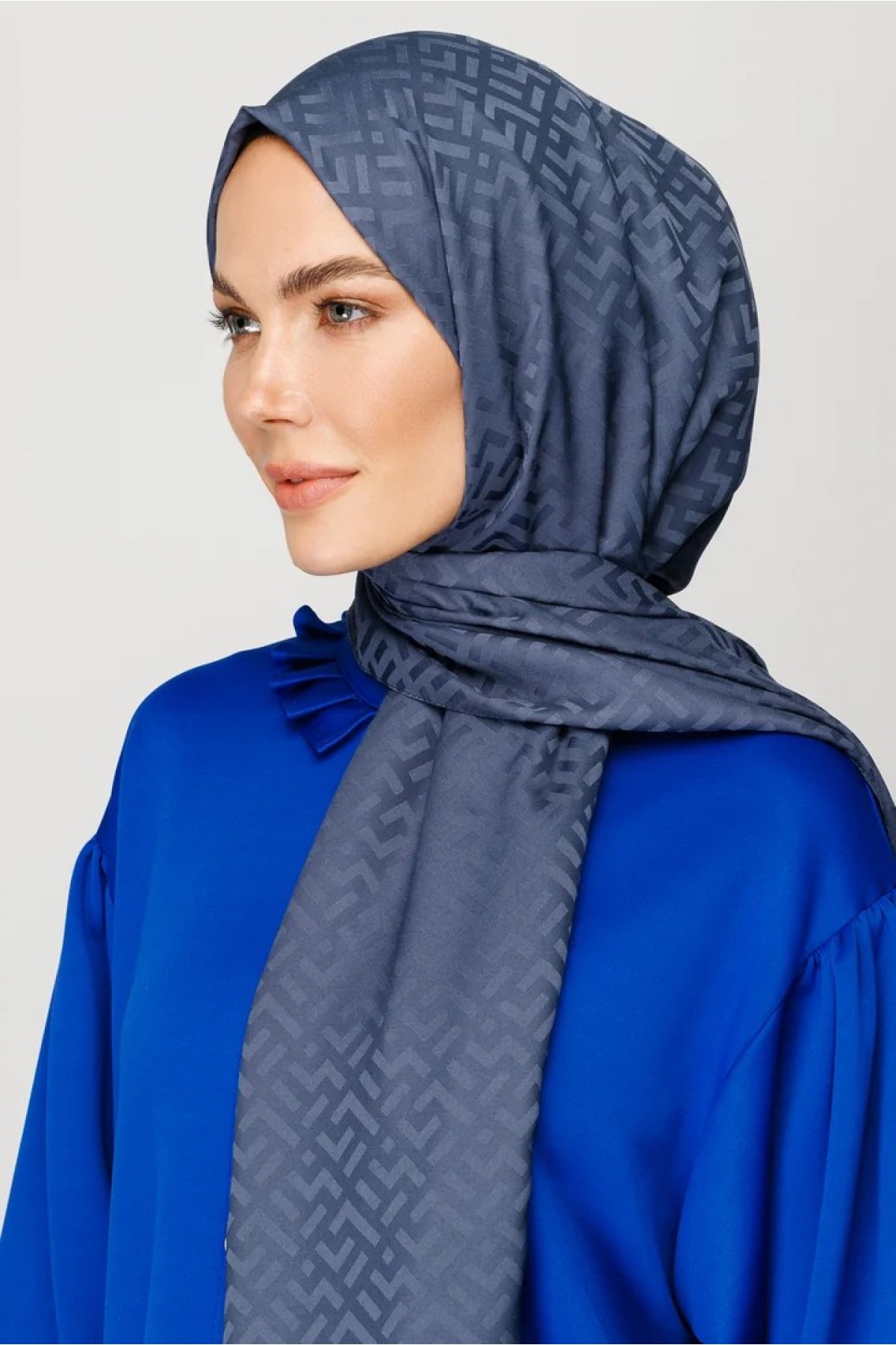 وشاح جاكار حريري بنمط حرف Z 
