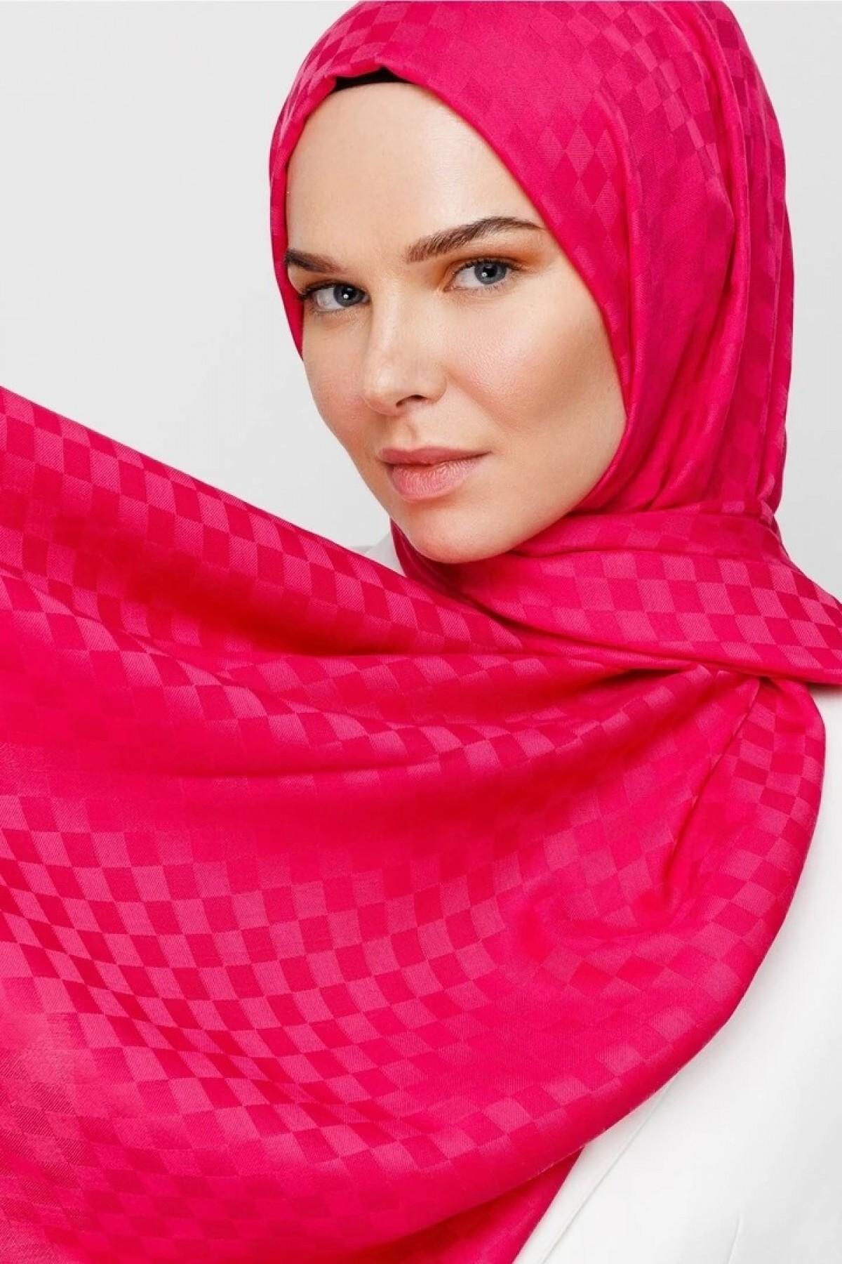 وشاح قطني بنقشة مربعات جاكار 