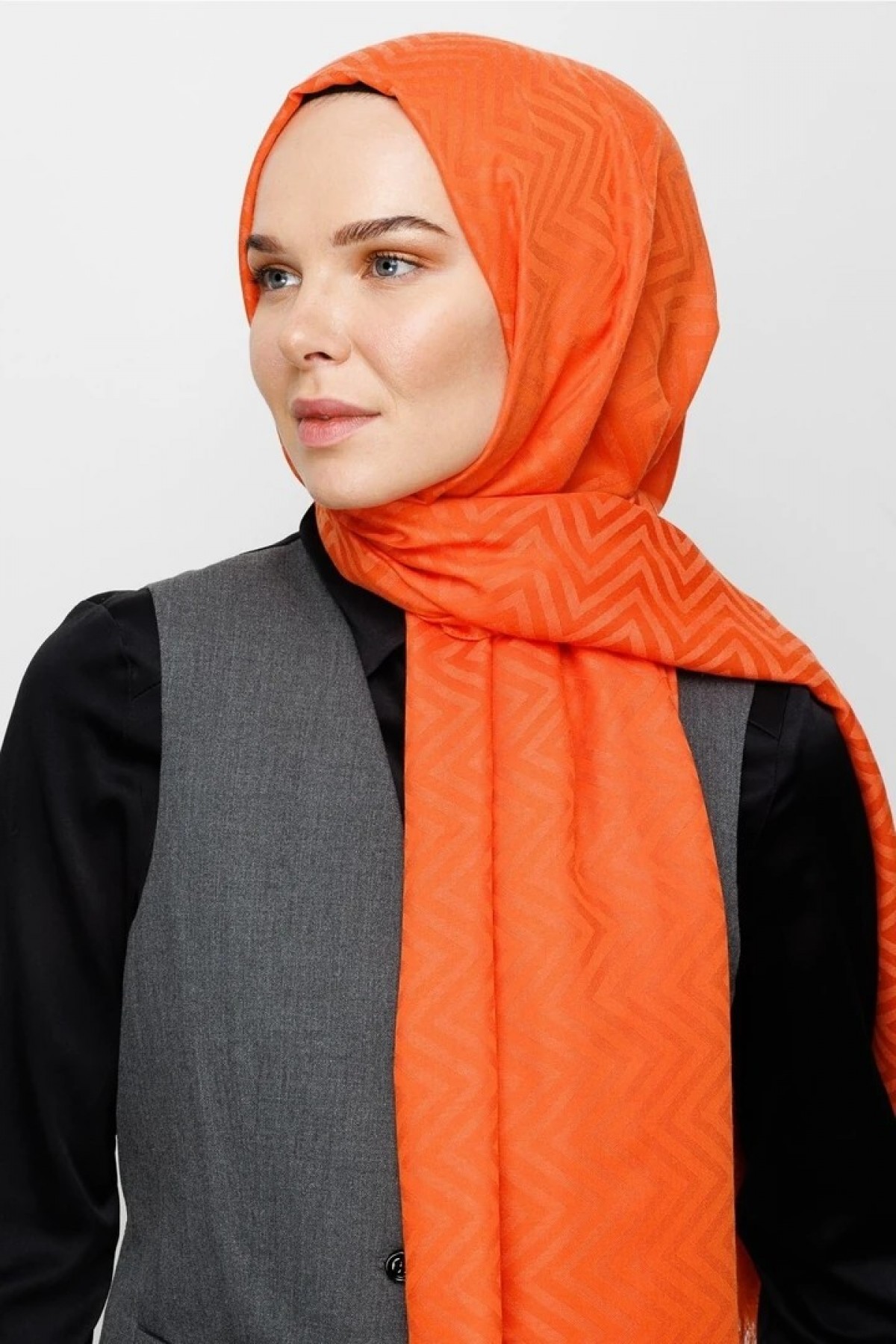 شال من القطن بنمط متعرج 