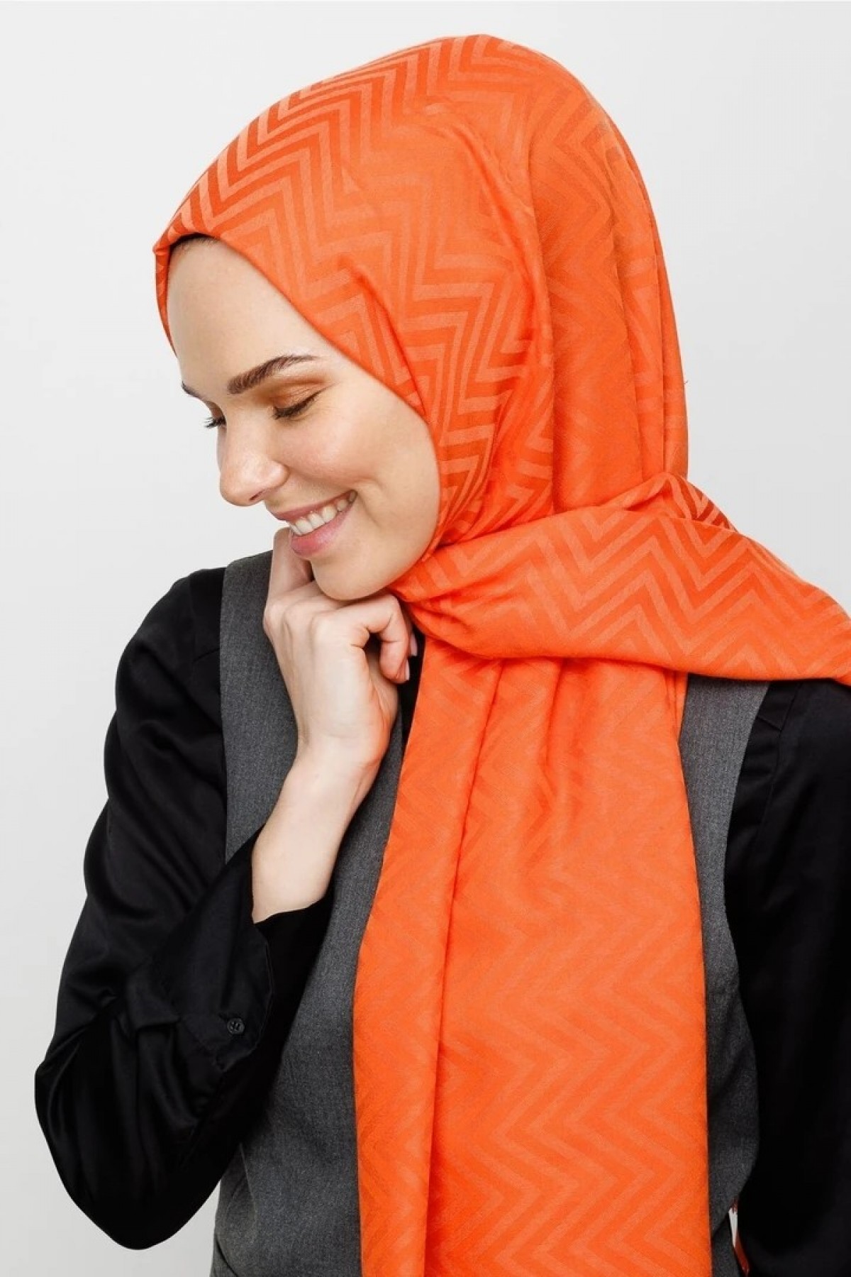 شال من القطن بنمط متعرج 