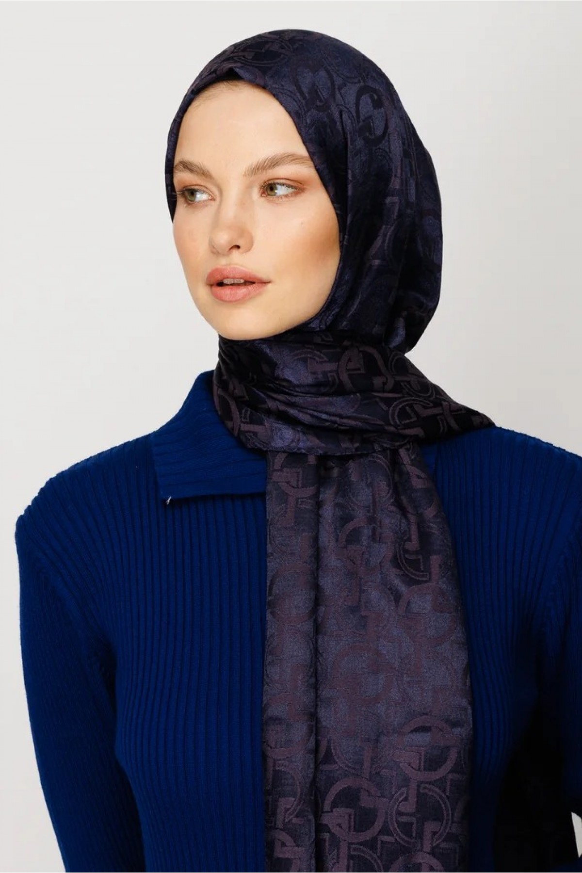 وشاح طويل لامع بنقشة الجاكار 