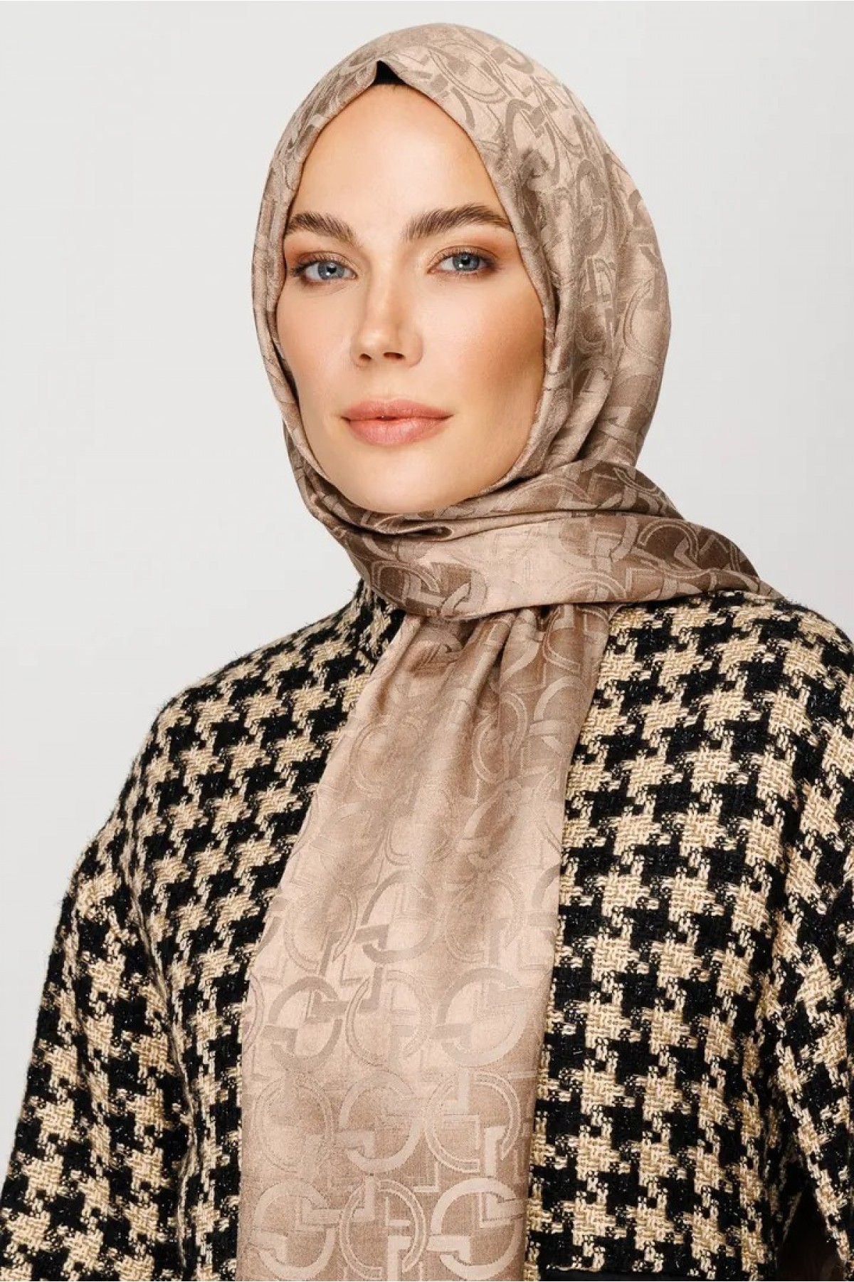 وشاح طويل بنقشة جاكار لامعة 