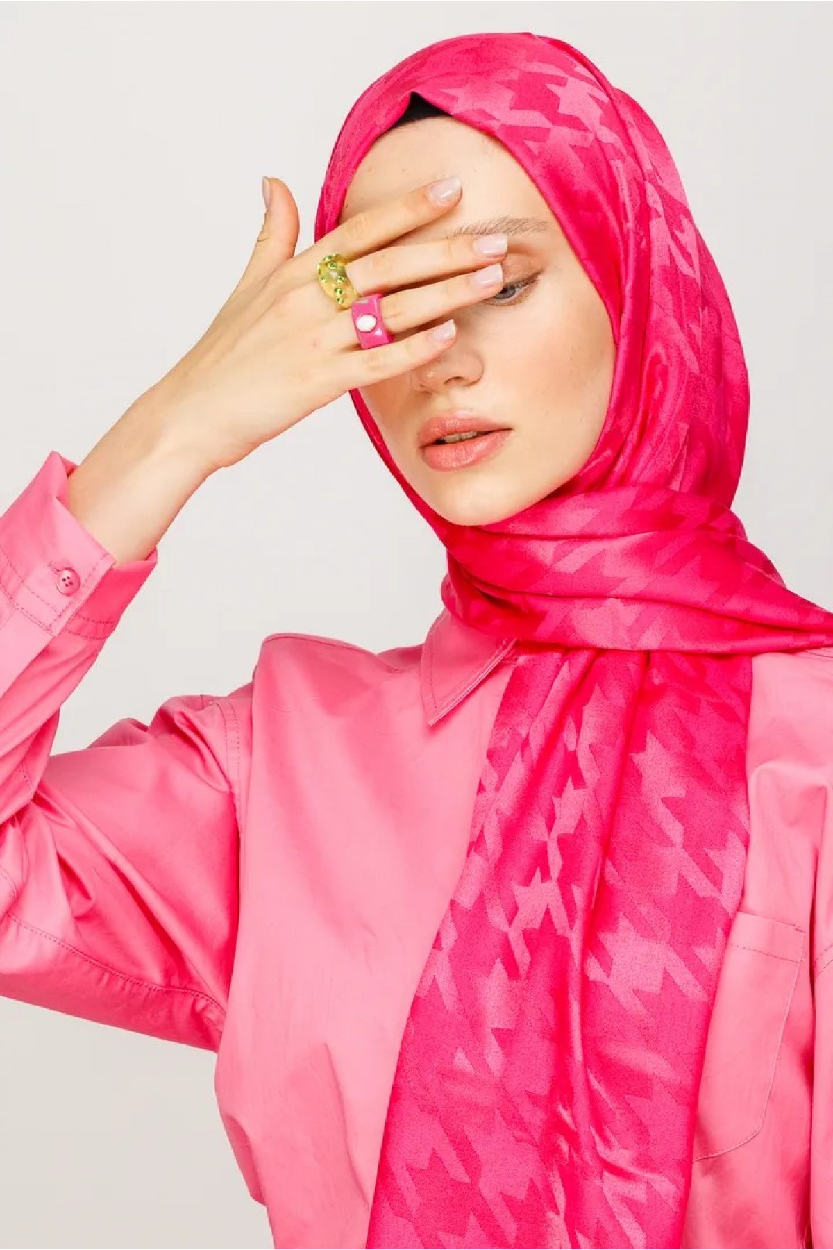 شال جاكار لامع بنقشة أسنان الكلب 