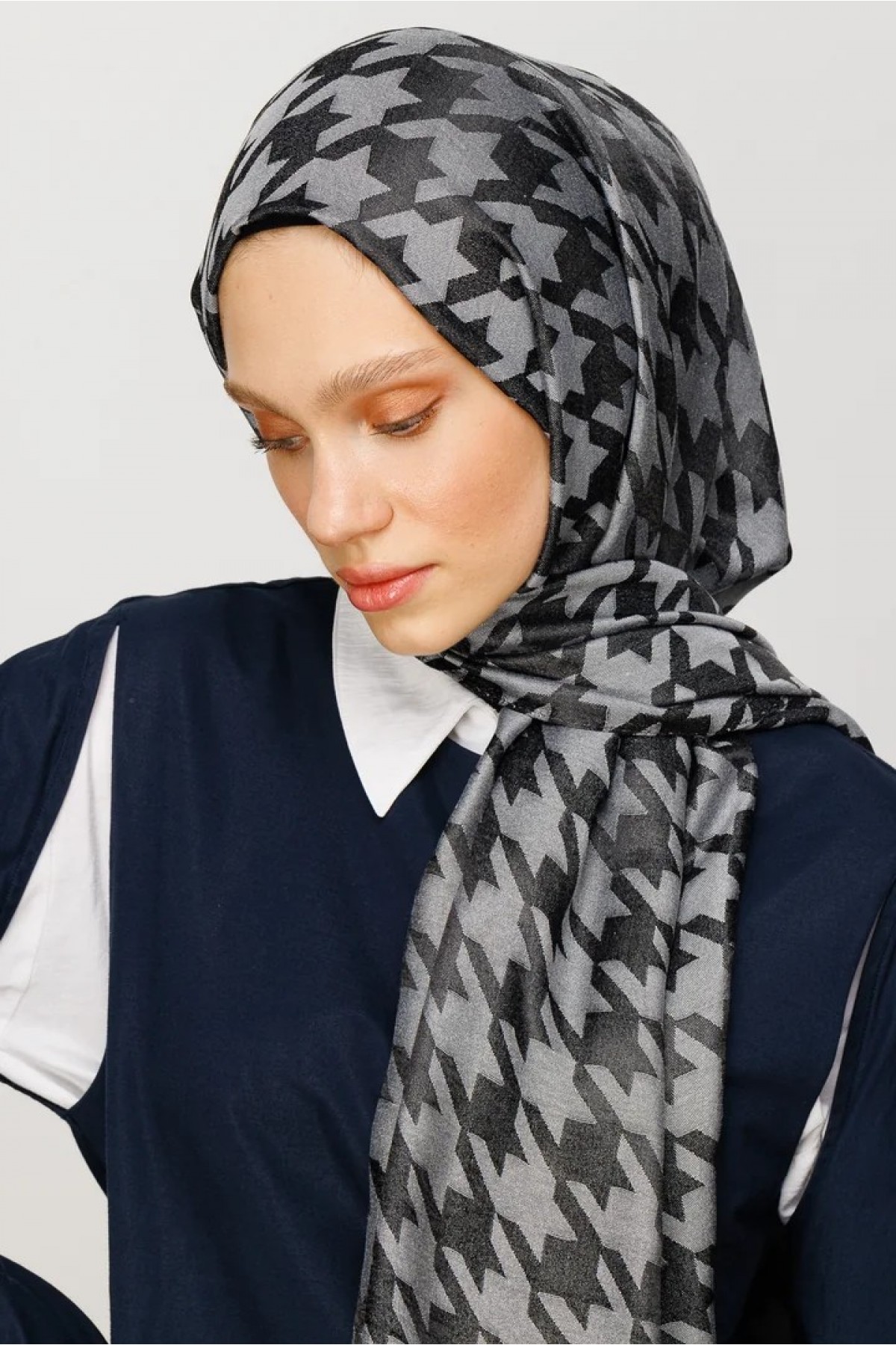 Houndstooth Pattern Shiny Jacquard Shawl 