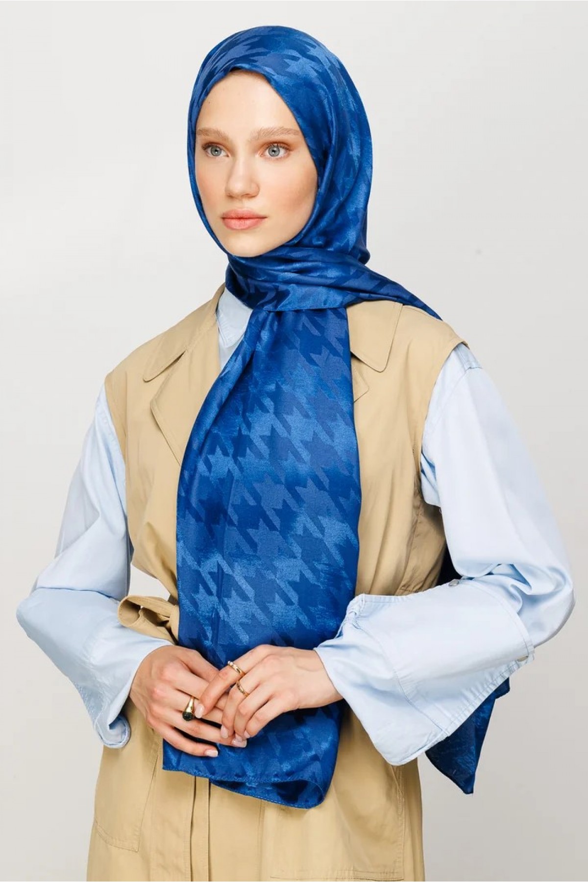 شال جاكار لامع بنقشة أسنان الكلب 