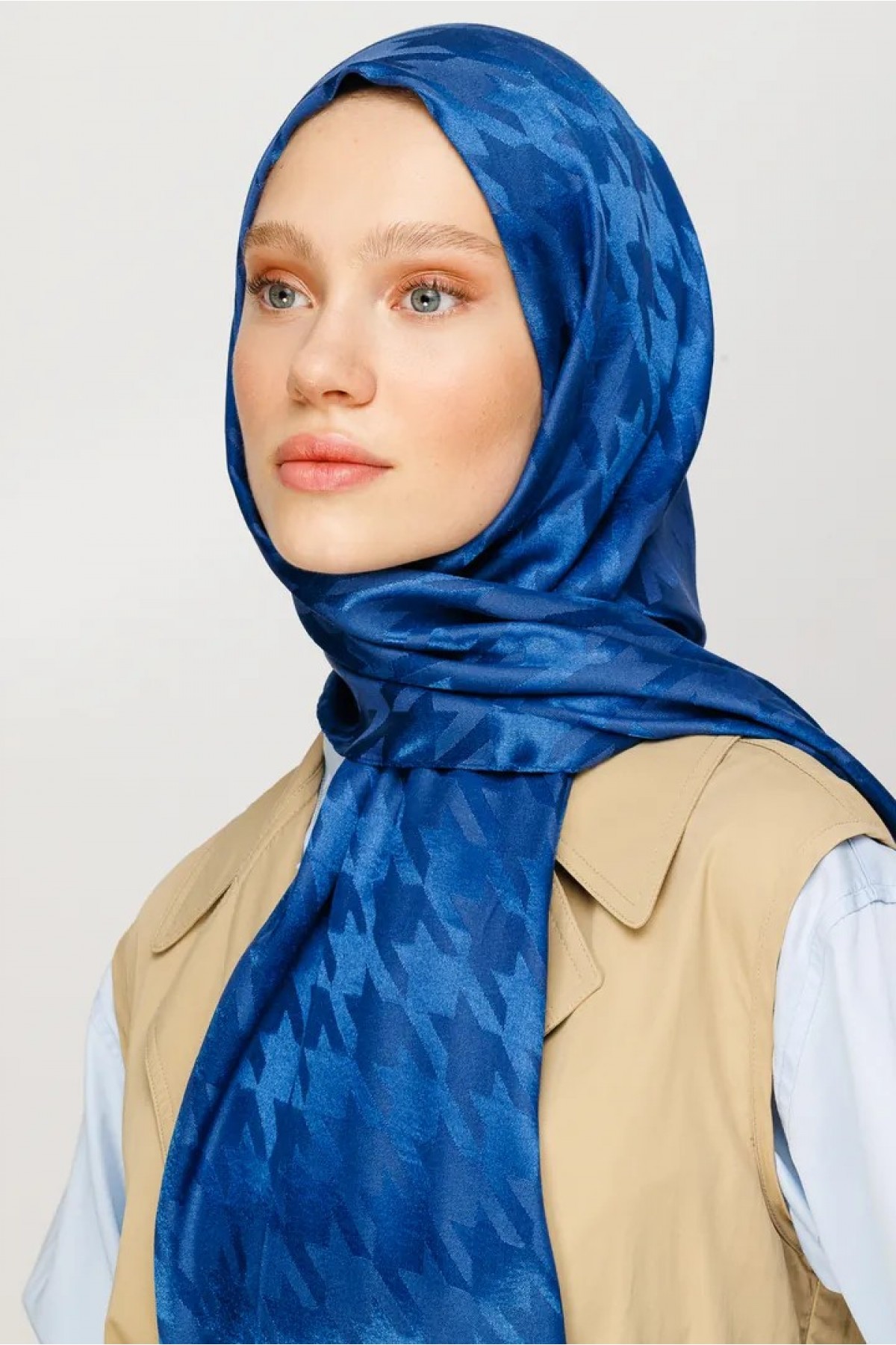 شال جاكار لامع بنقشة أسنان الكلب 