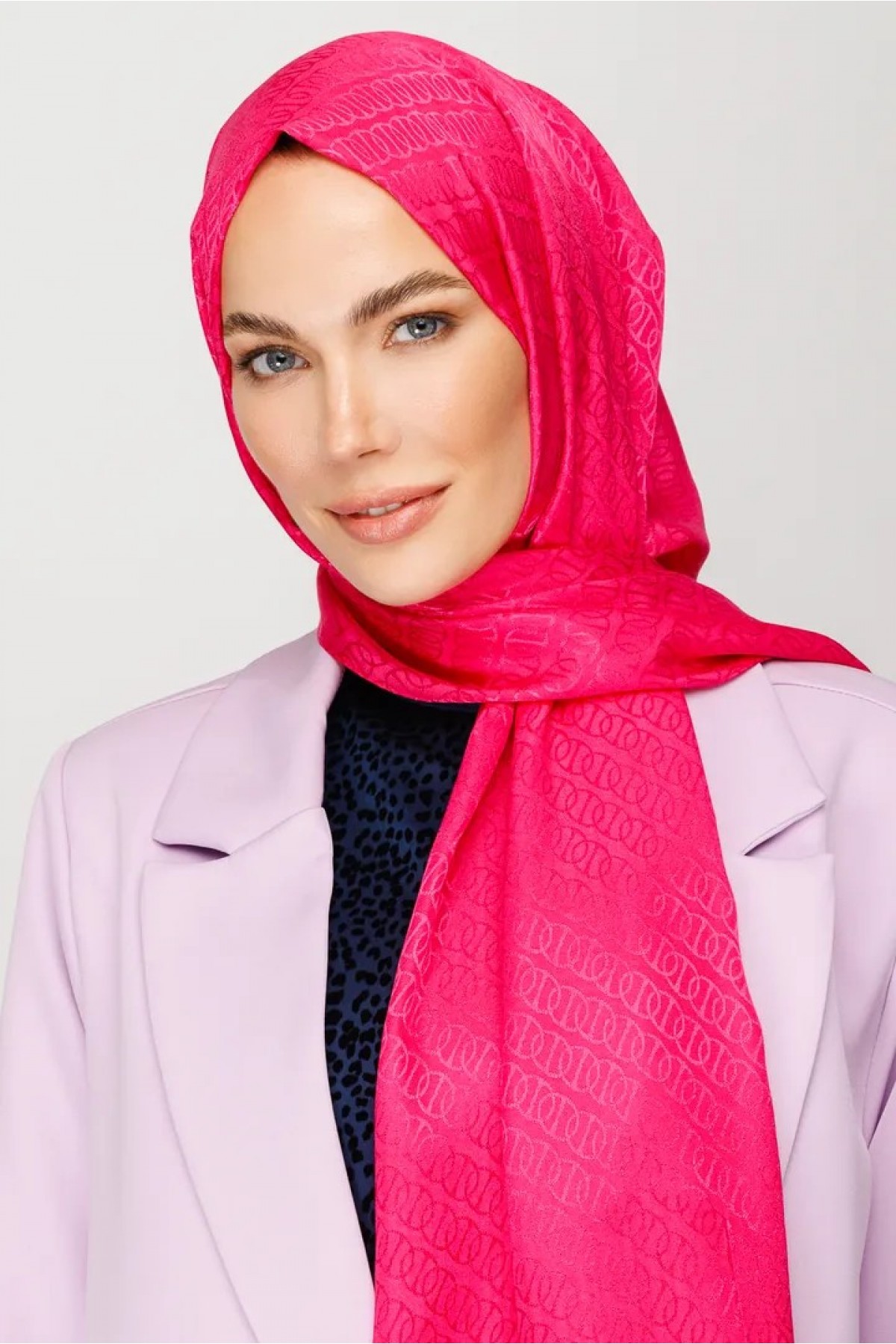 وشاح جاكار لامع بنمط دائم 