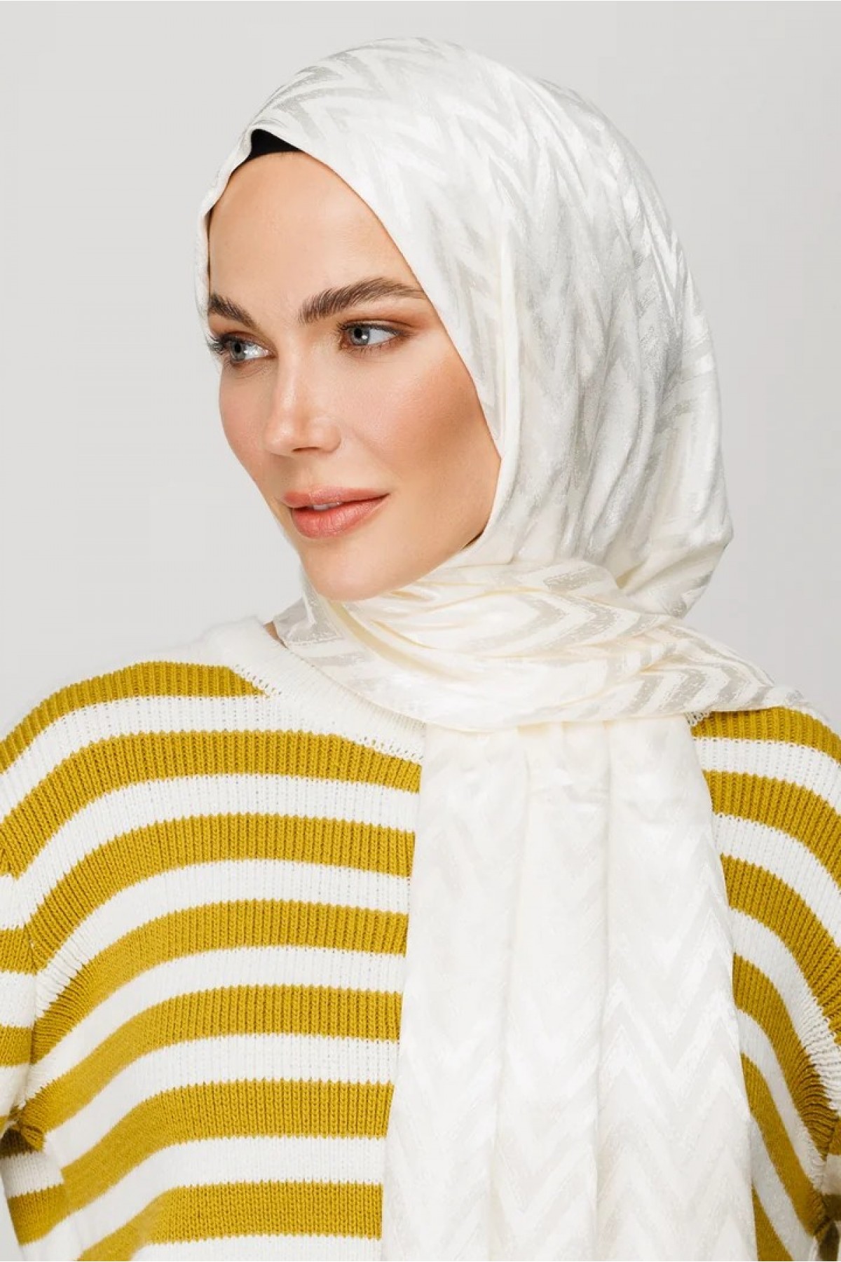 وشاح جاكار لامع بنمط متعرج 