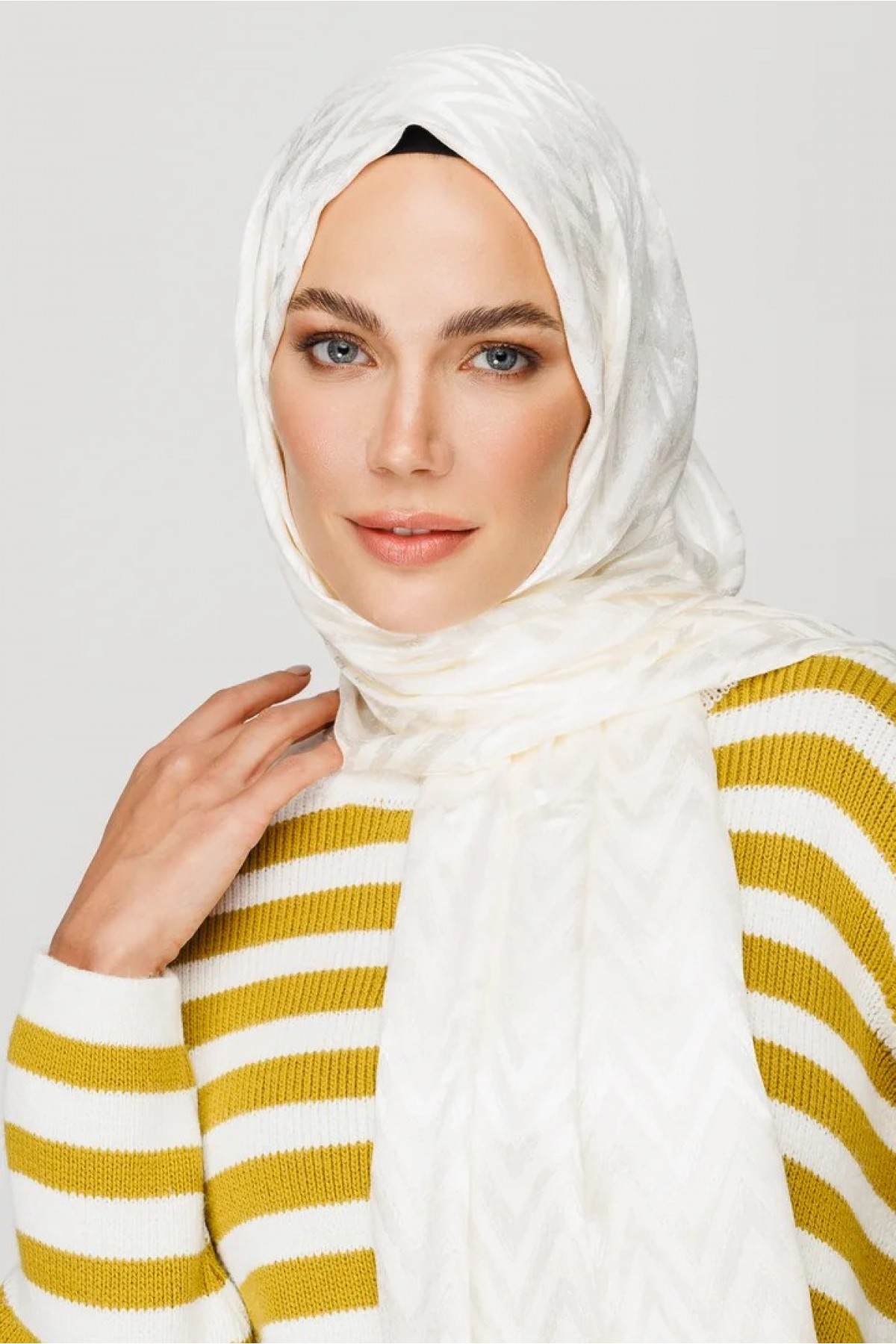وشاح جاكار لامع بنمط متعرج 