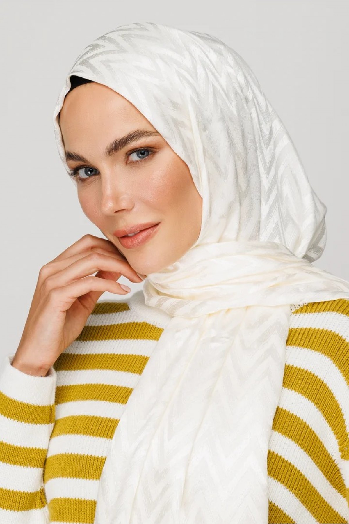وشاح جاكار لامع بنمط متعرج 
