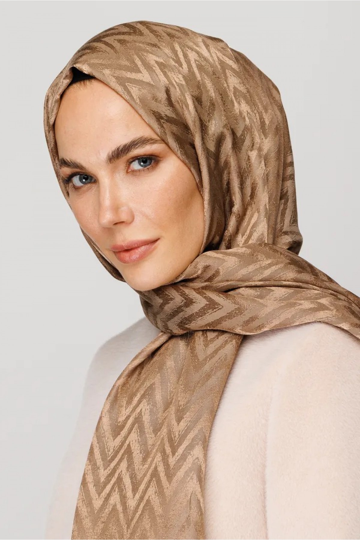 Zigzag Pattern Shiny Jacquard Scarf 