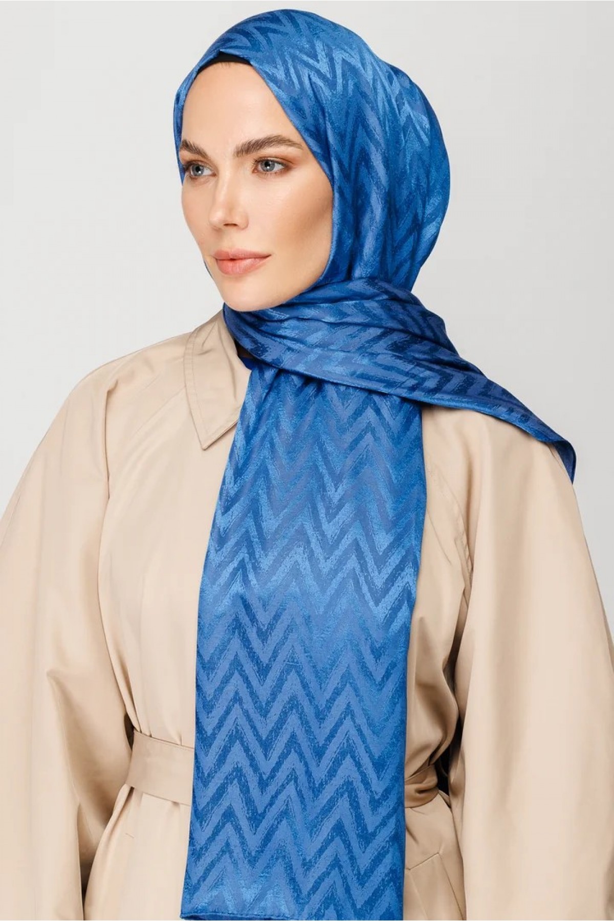وشاح جاكار لامع بنمط متعرج 