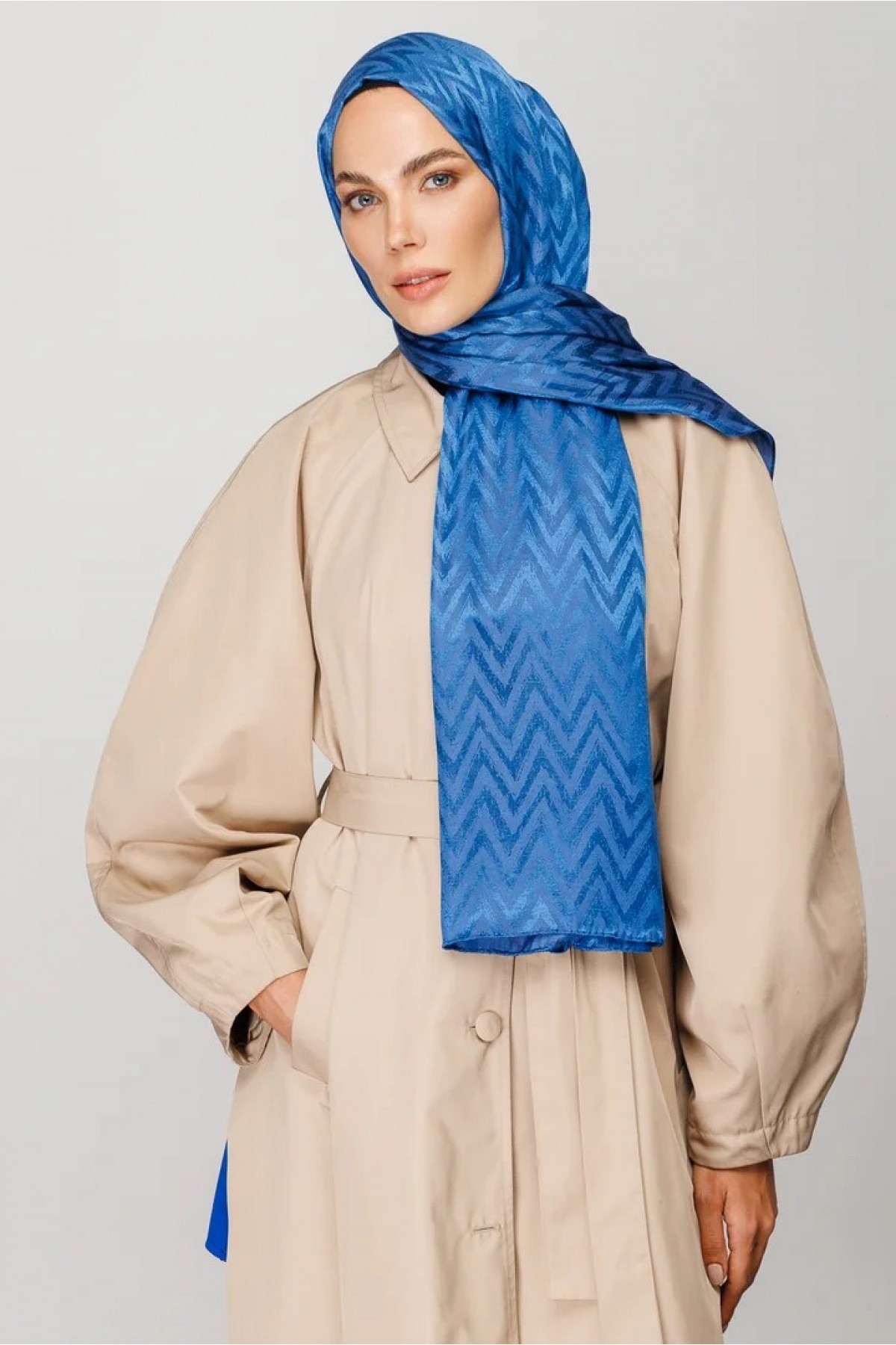 وشاح جاكار لامع بنمط متعرج 