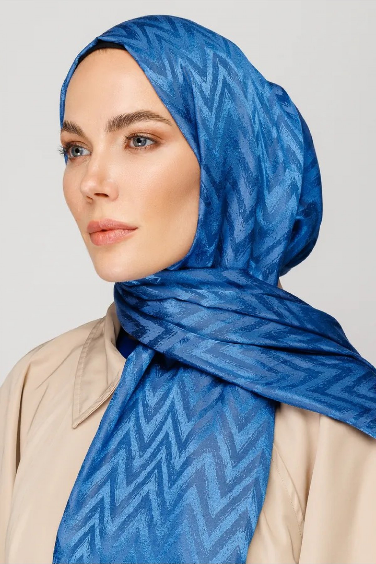 وشاح جاكار لامع بنمط متعرج 