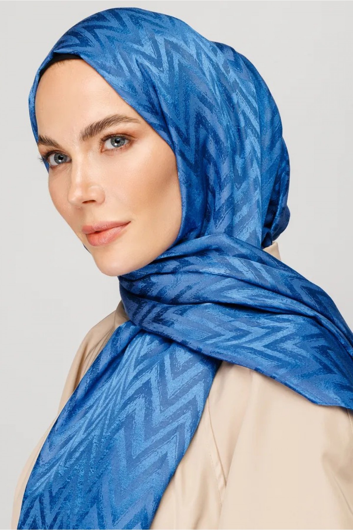 وشاح جاكار لامع بنمط متعرج 