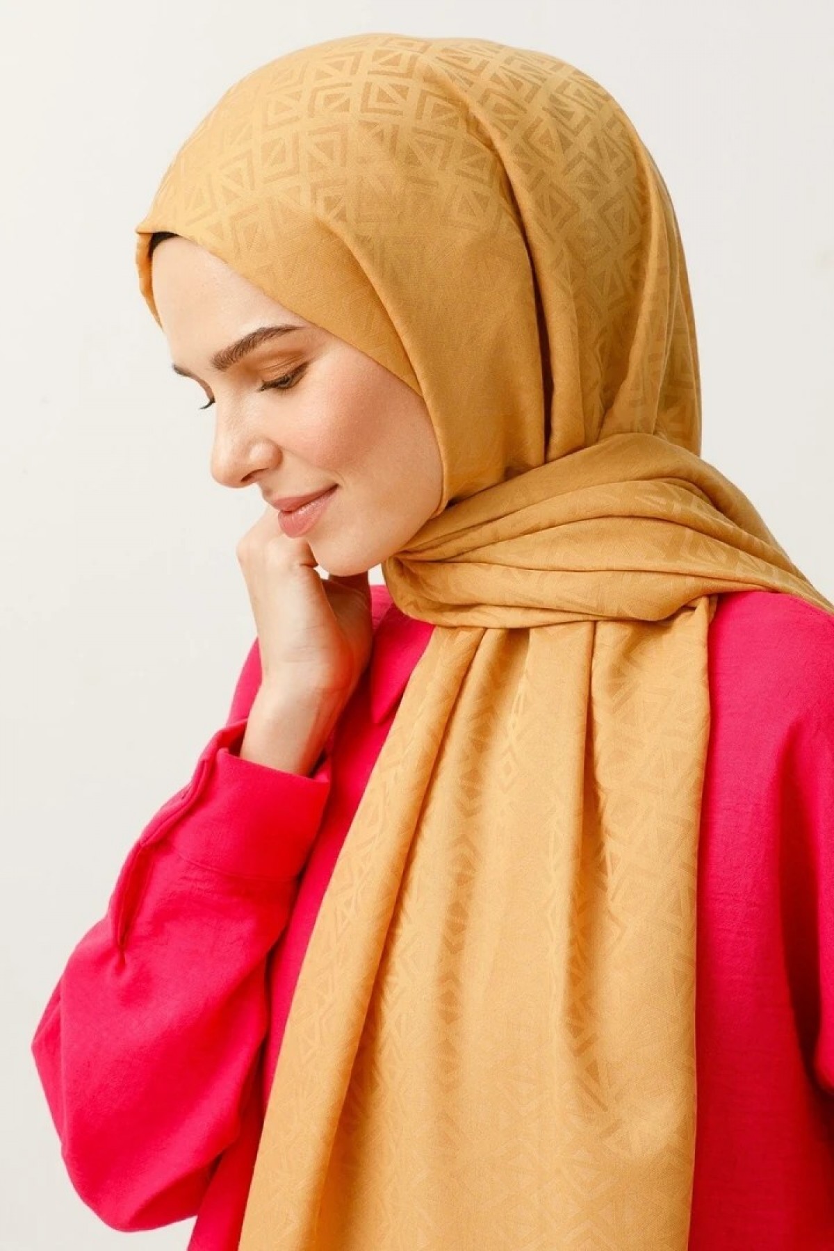 وشاح قطني بنقشة مثلثة من الجاكار 