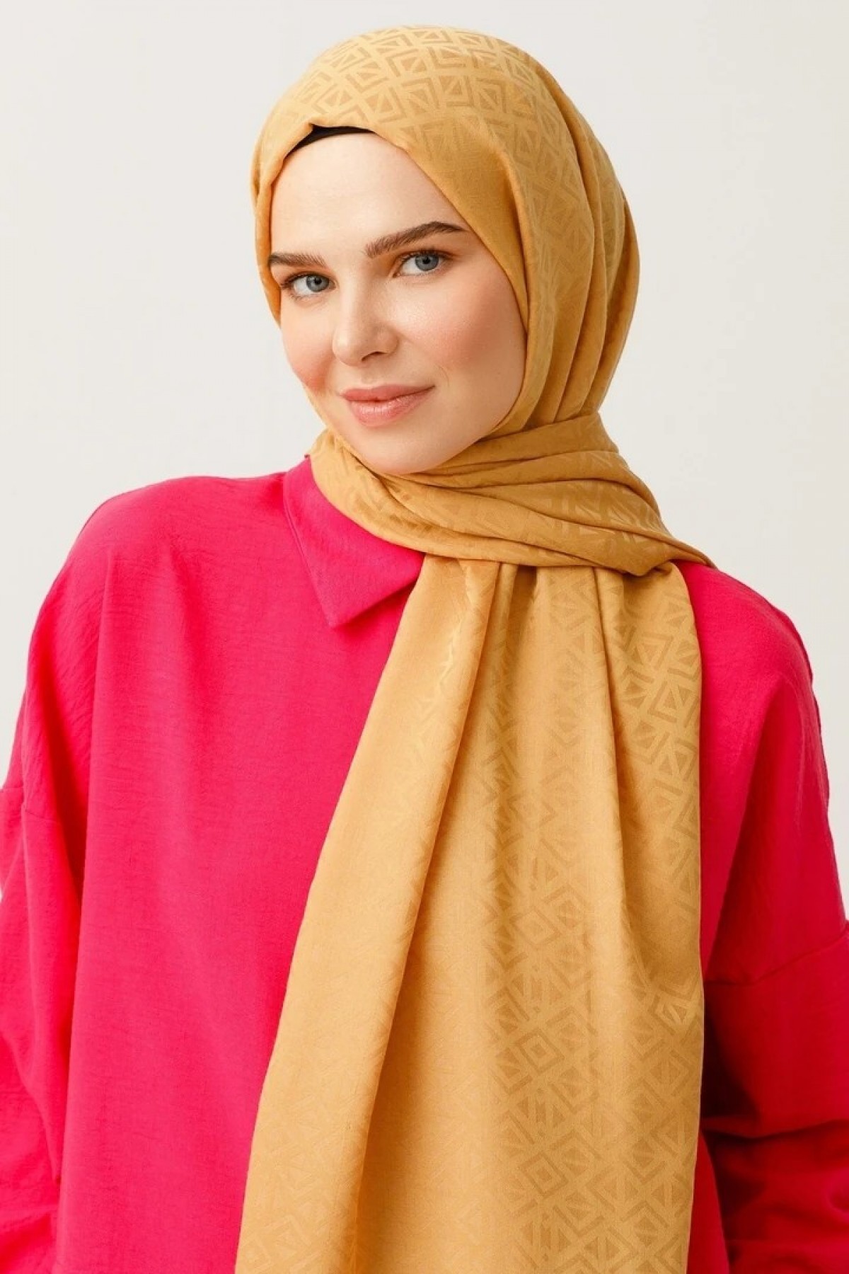 وشاح قطني بنقشة مثلثة من الجاكار 