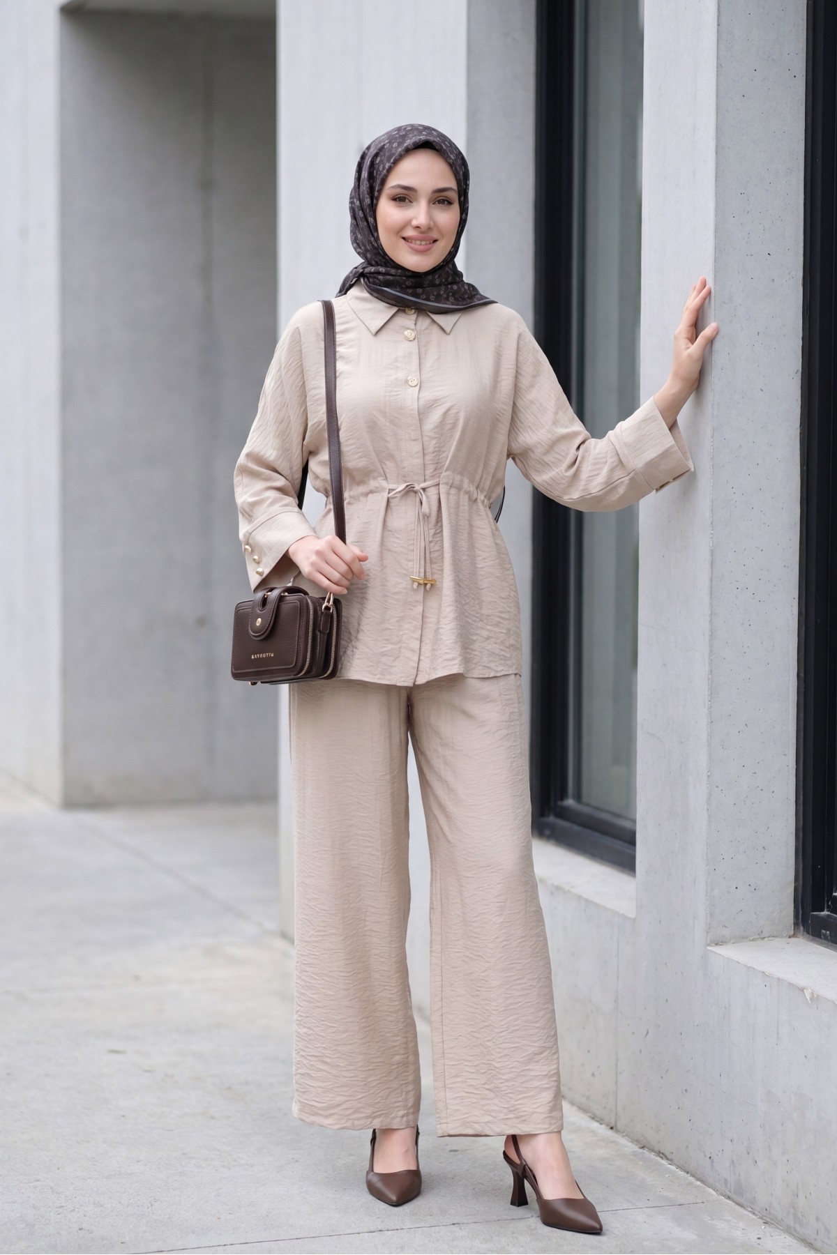 Cotton crinkle set with tunnel drawstring and elasticated waist trousers.    -Stone