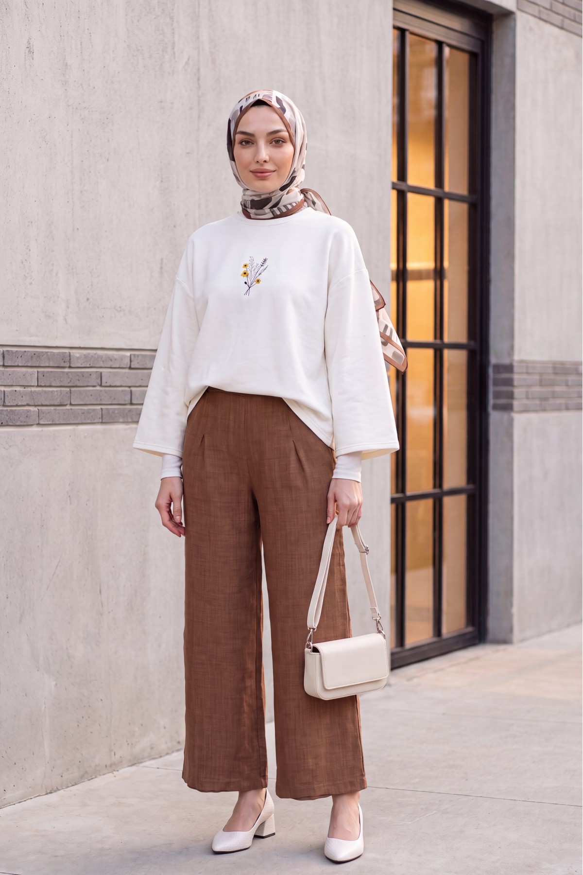 Wide-leg pleated linen-look trousers with elasticated waist. -Brown detay görseli