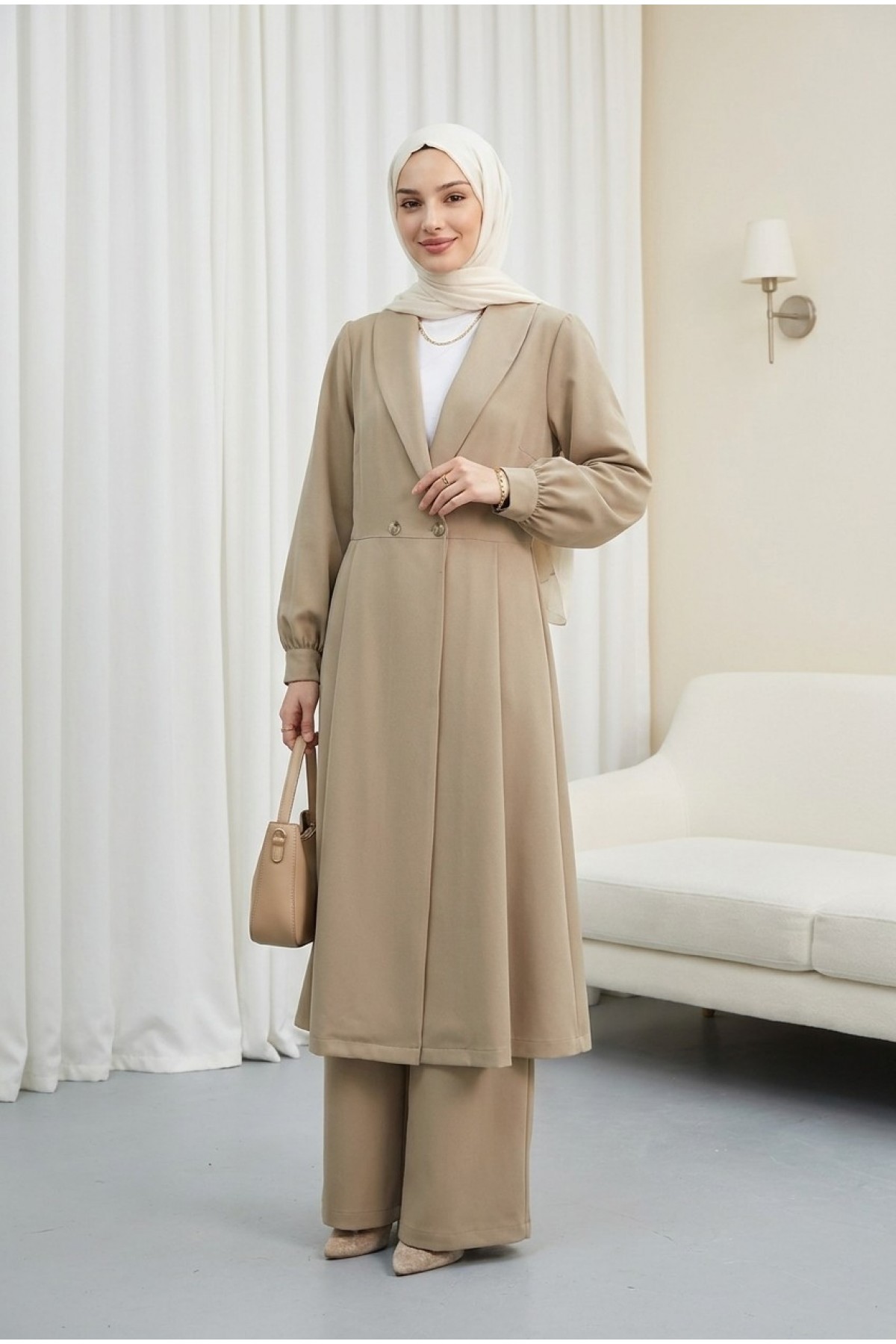 Two-piece crepe set with double-buttoned, pocketed, elasticated waist trousers. -Light Mink
