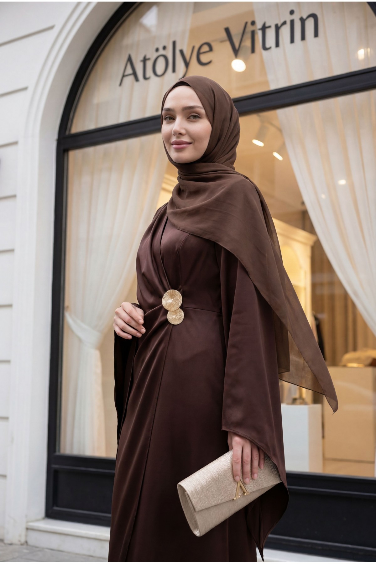 فستان سهرة من الساتان مزين بإبزيم أمامي مزدوج وأكمام غير متماثلة -بنى