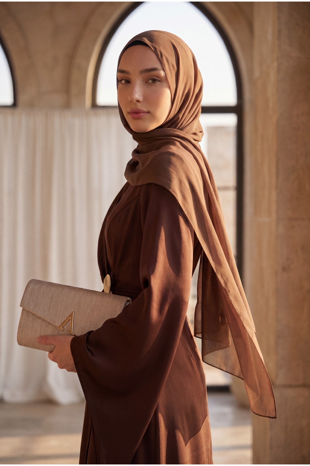 فستان سهرة من الساتان مزين بإبزيم أمامي مزدوج وأكمام غير متماثلة -بنى