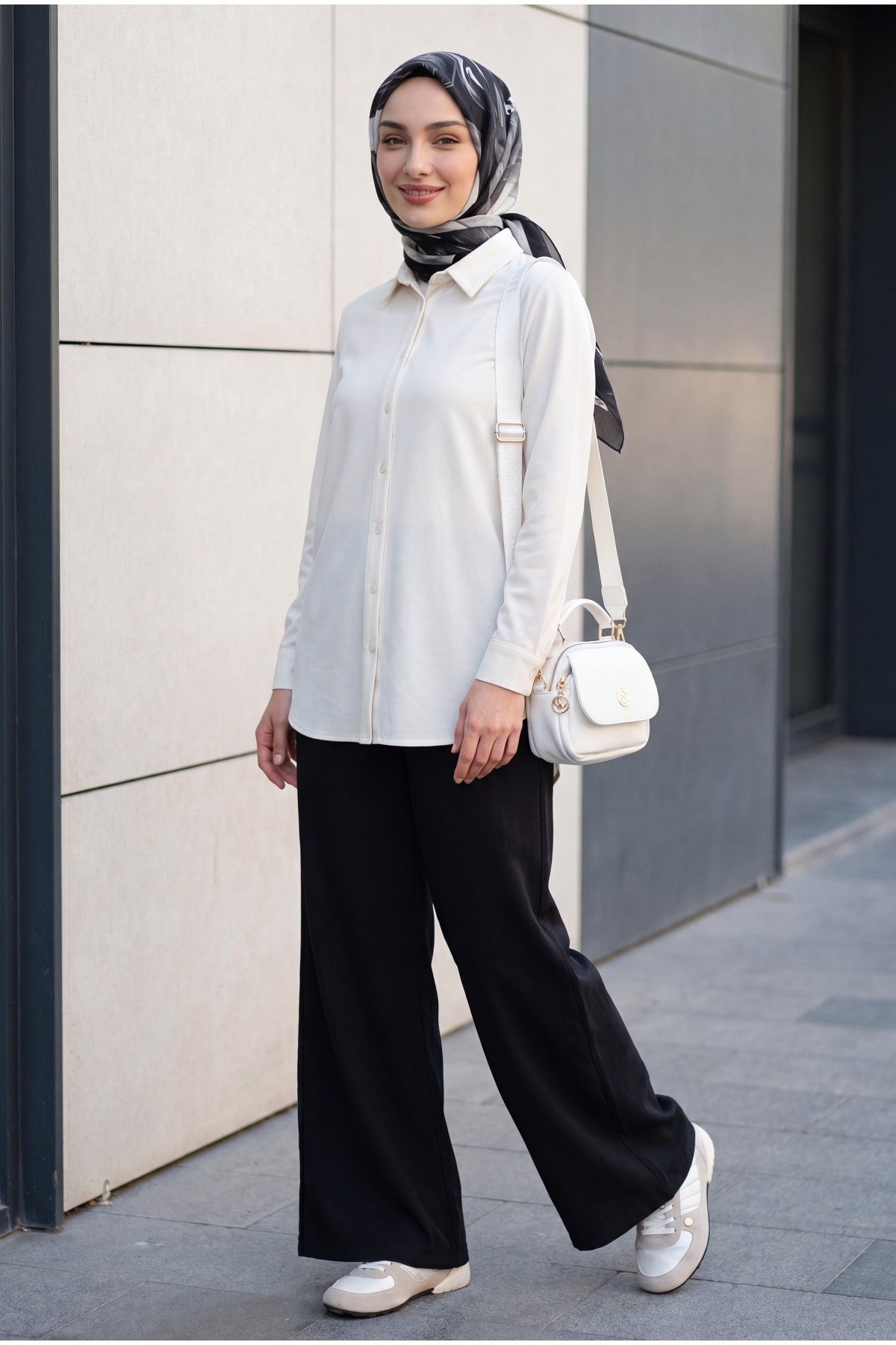Elasticated Waist, Double Pocket, Wide Leg Tencel Trousers -Black