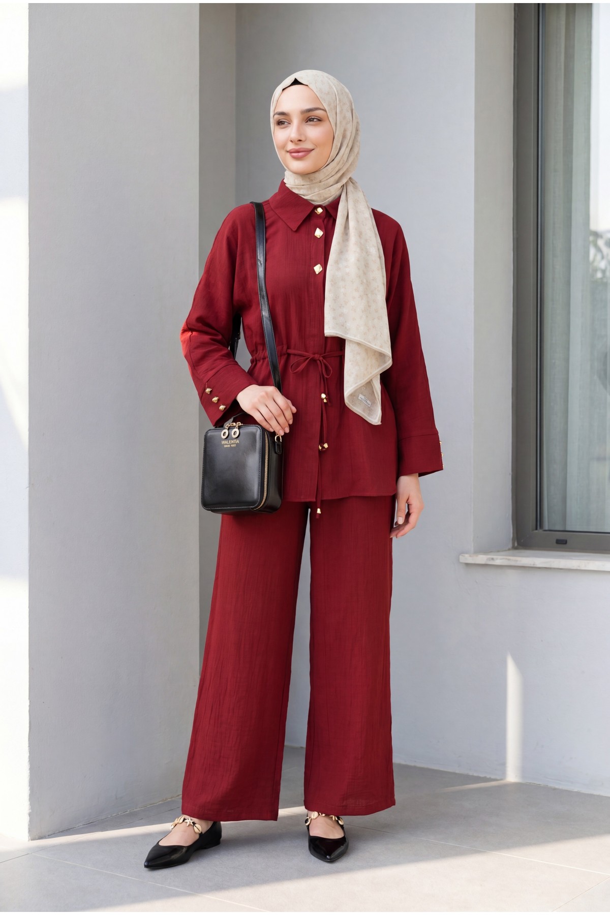 Cotton crinkle set with tunnel drawstring and elasticated waist trousers.    -Maroon