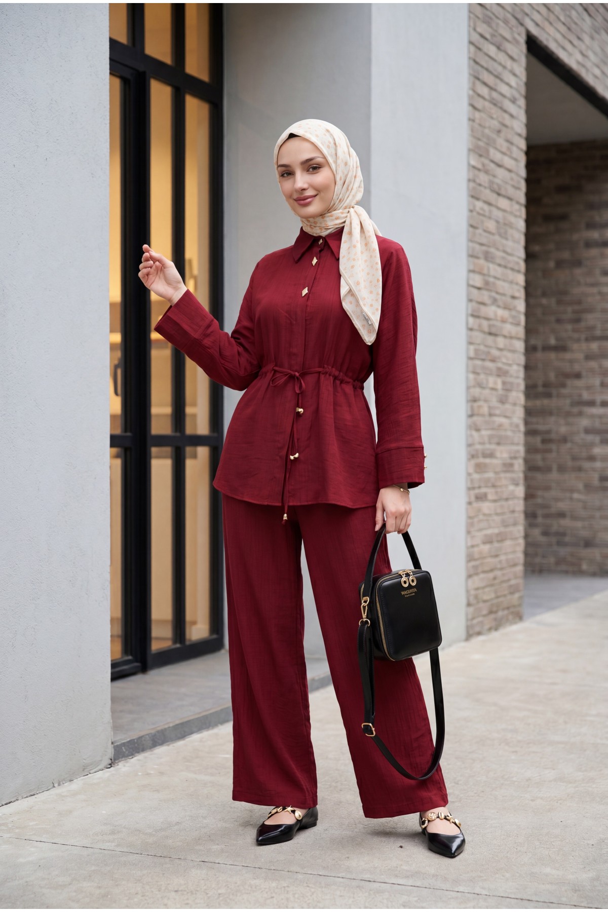 Cotton crinkle set with tunnel drawstring and elasticated waist trousers.    -Maroon