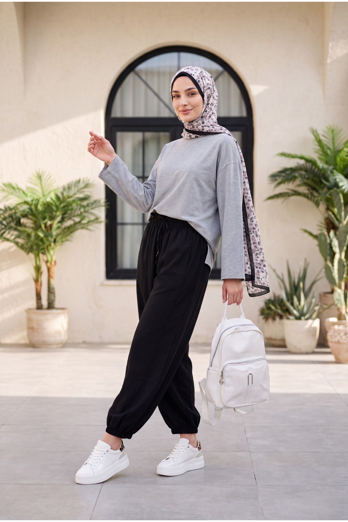 Modal trousers with elasticated waistband, pockets, and drawstring. -Black detay görseli