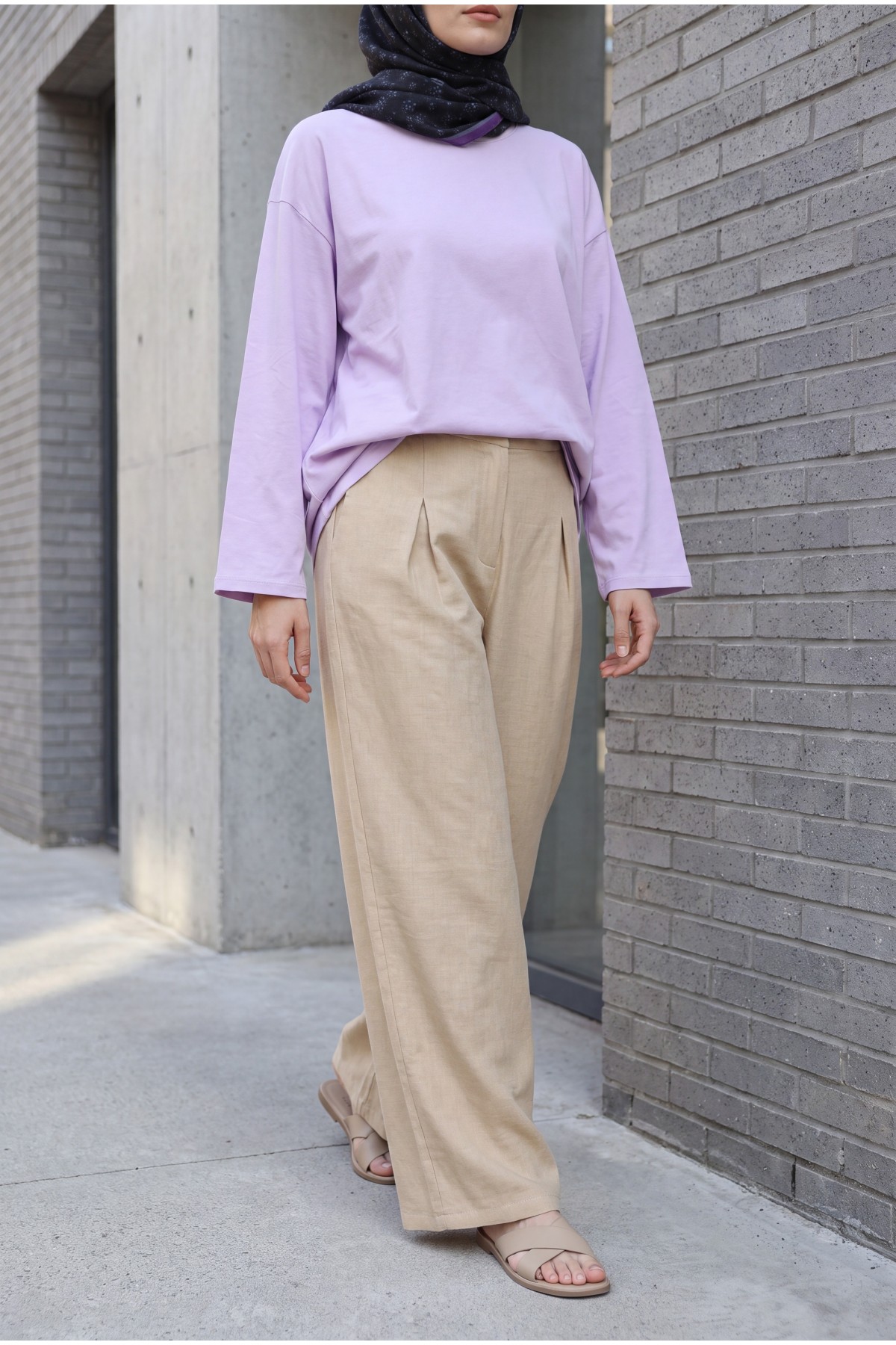 Wide-leg pleated linen-look trousers with elasticated waist. -Mink color