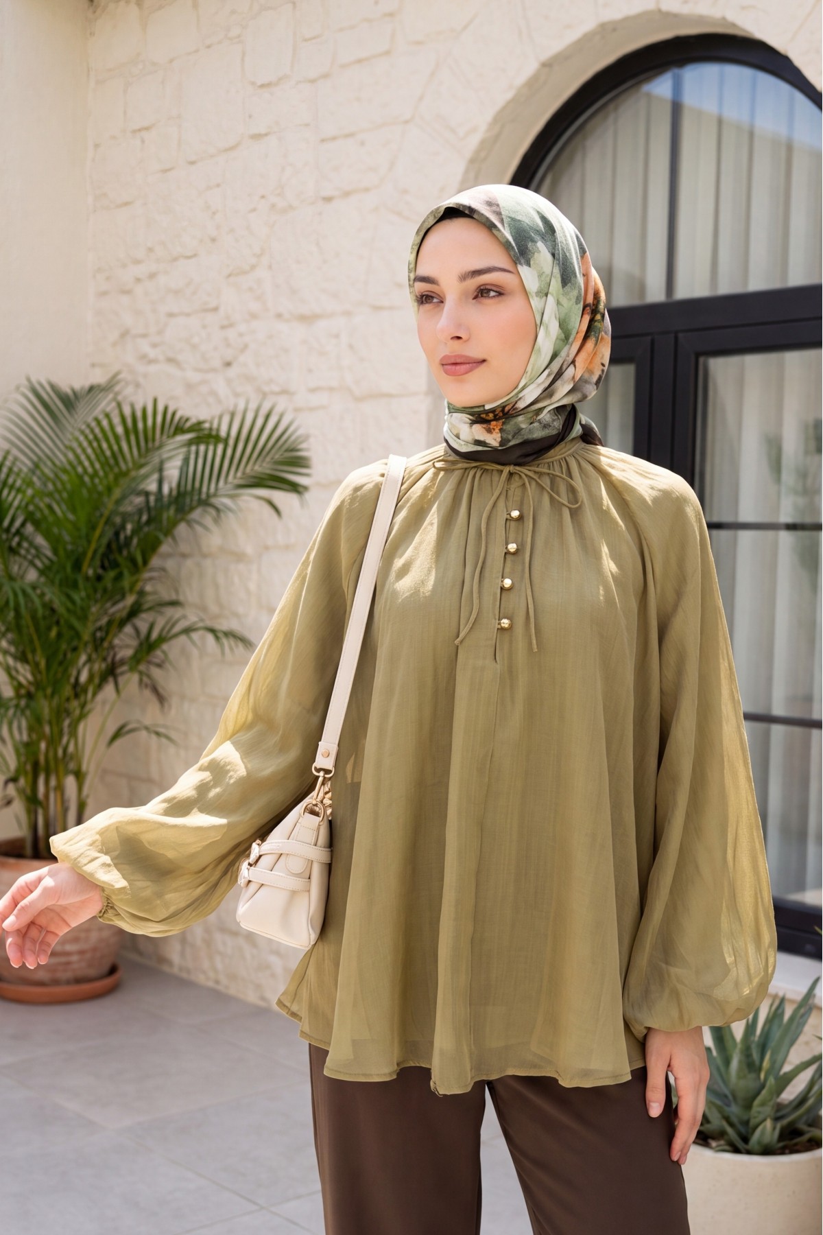 بلوزة واسعة من التول والفوال، بياقة برباط وإغلاق بنصف زر، مبطنة. -زيت أخضر