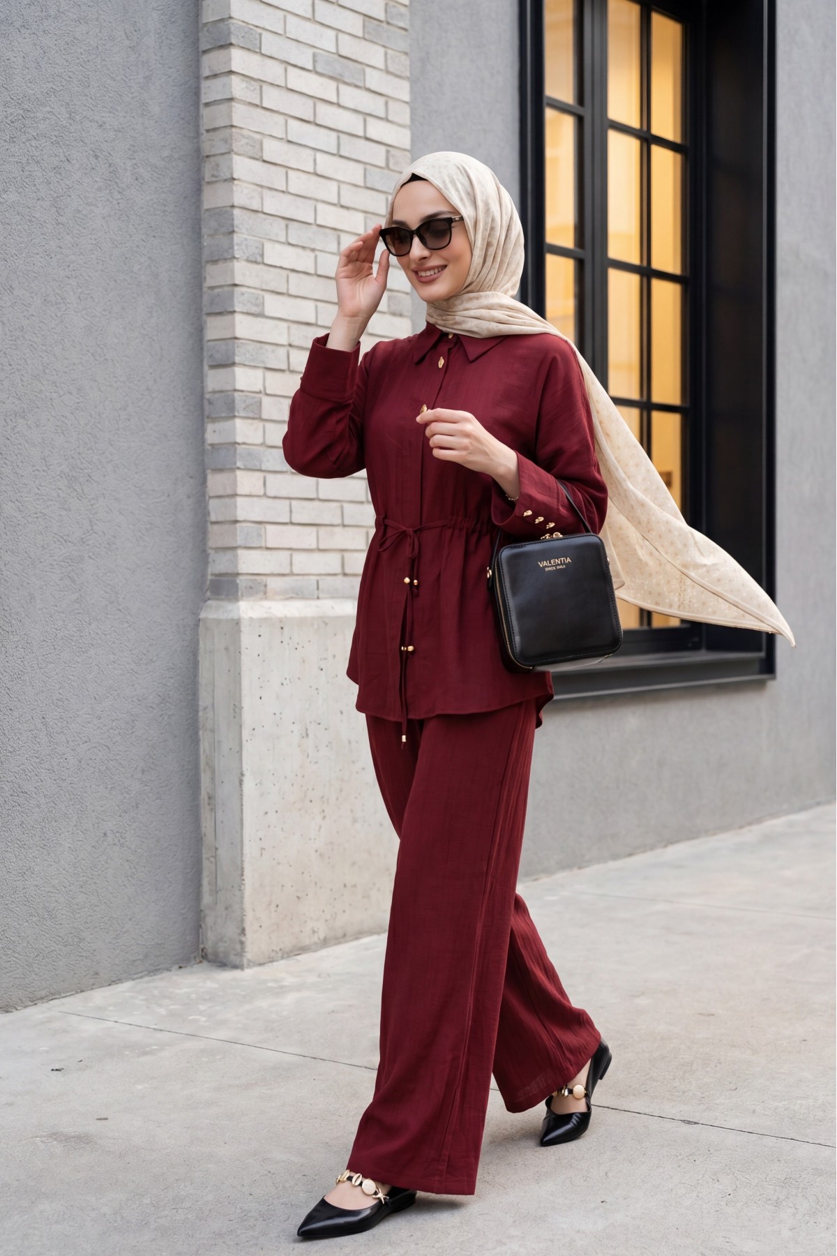 Cotton crinkle set with tunnel drawstring and elasticated waist trousers.    -Maroon