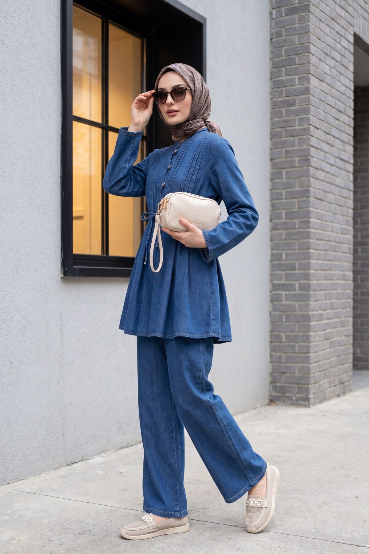 Half-buttoned, pleated front, tie-waist denim suit with trousers. -İndigo