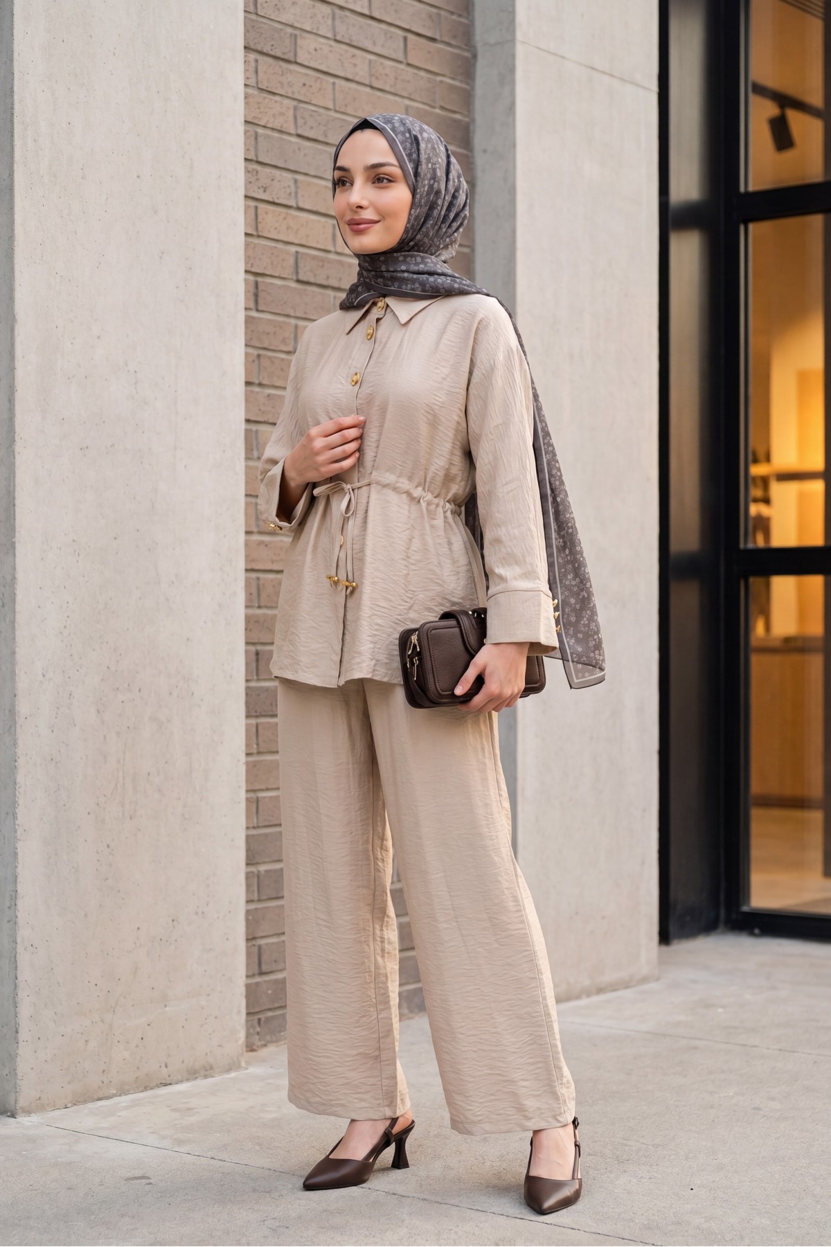Cotton crinkle set with tunnel drawstring and elasticated waist trousers.    -Stone