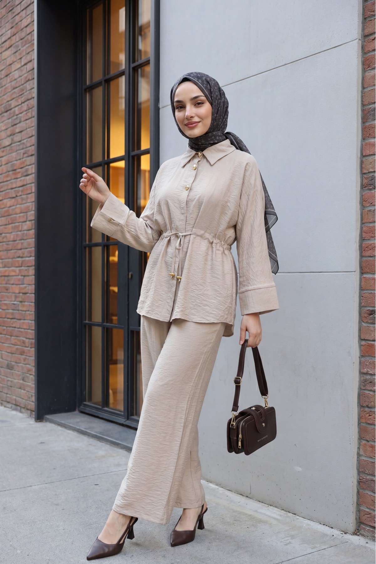 Cotton crinkle set with tunnel drawstring and elasticated waist trousers.    -Stone