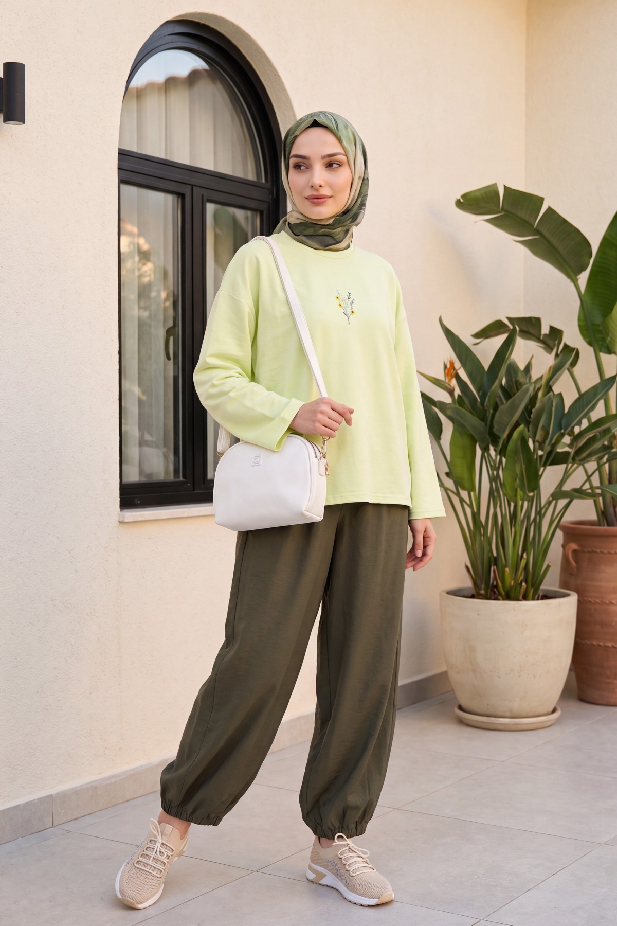 Modal trousers with elasticated waistband, pockets, and drawstring. -Khaki detay görseli