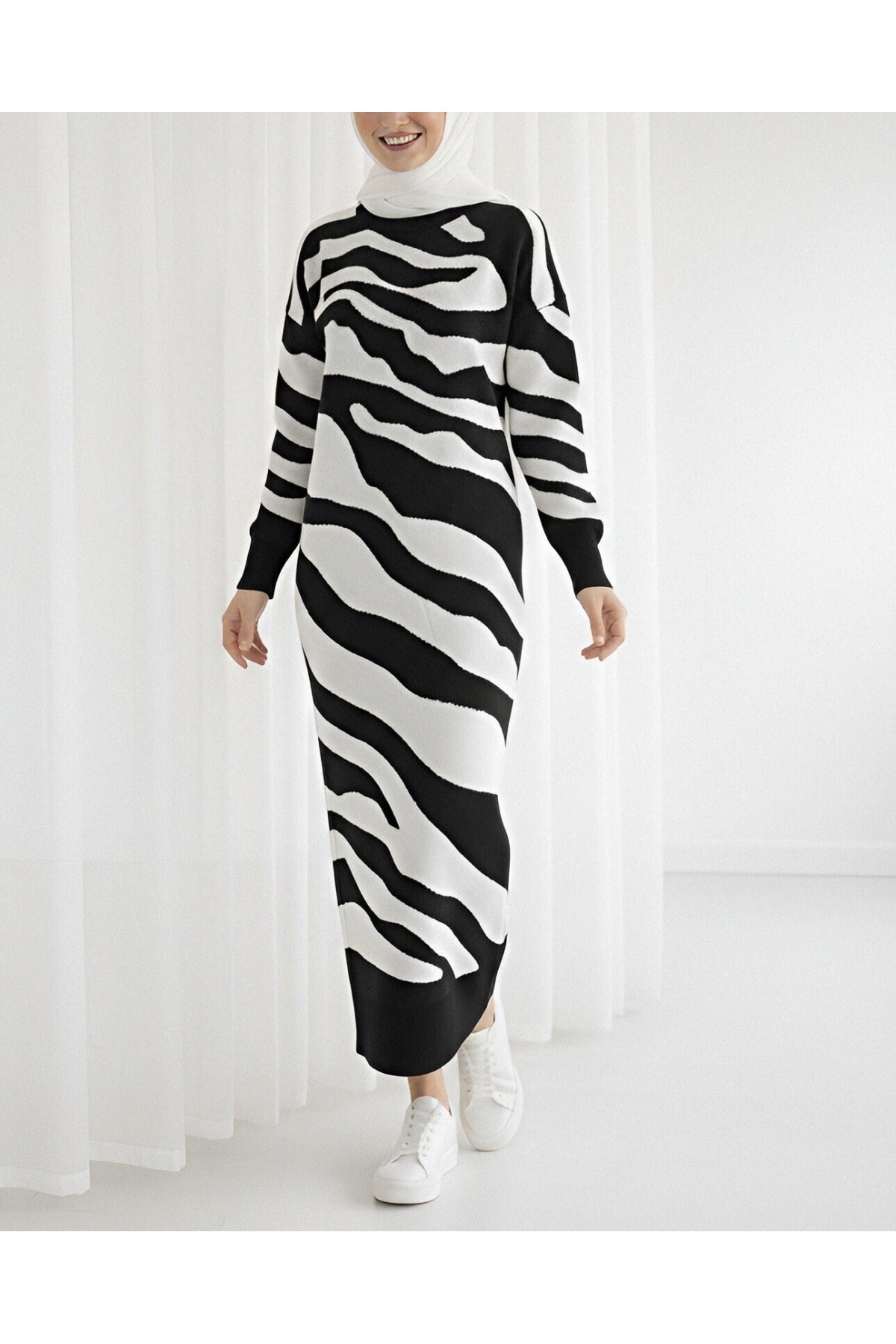 Slit Patterned Knit Dress -Black