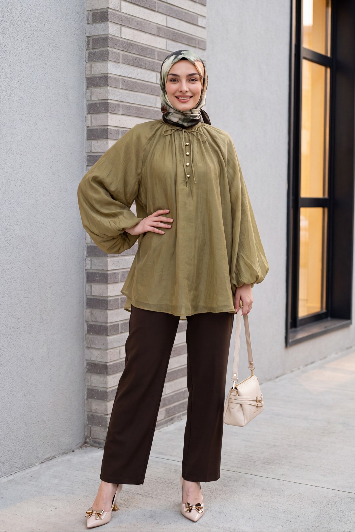 بلوزة واسعة من التول والفوال، بياقة برباط وإغلاق بنصف زر، مبطنة. -زيت أخضر