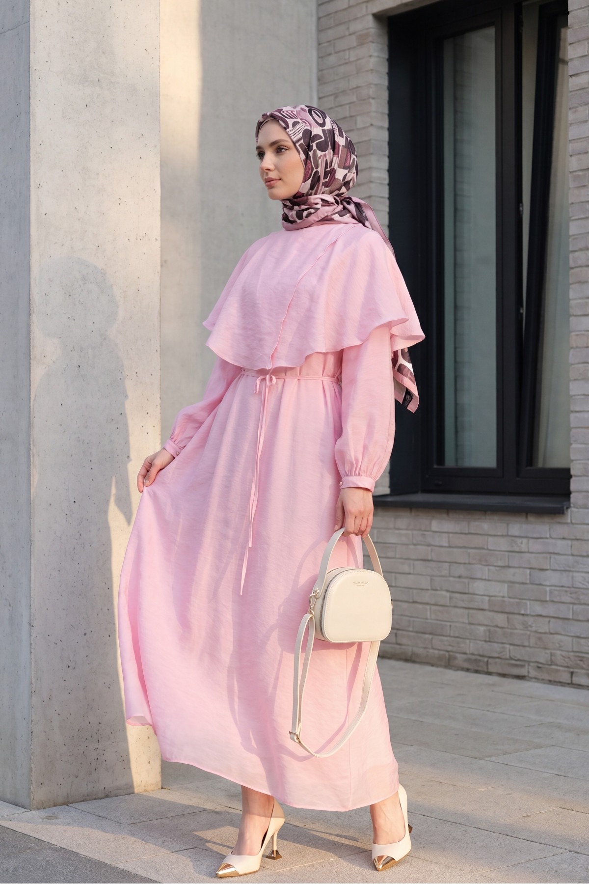 Yakası Pelerin Detaylı Astarlı Kemerli Tül Modal Elbise -Pembe detay görseli