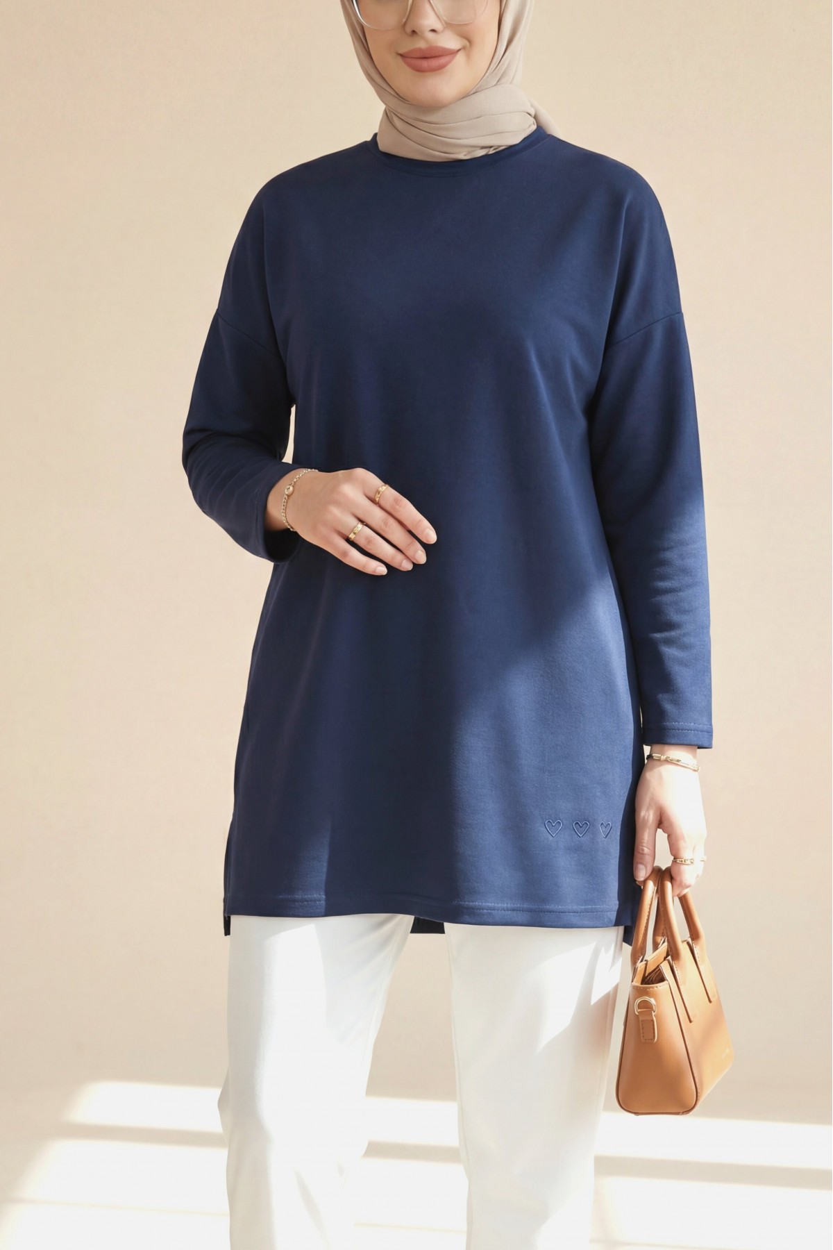 Loose-fitting cotton tunic with heart detail and slit at the hem. -Navy blue