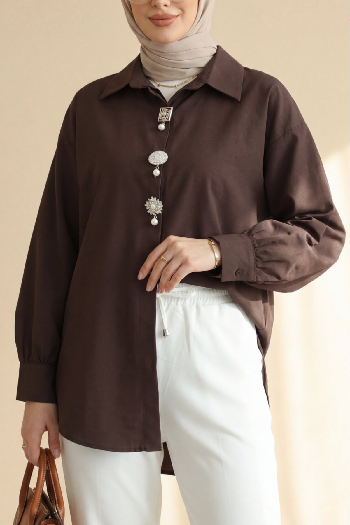 Brooch Detail Hidden Button Poplin Shirt -Brown